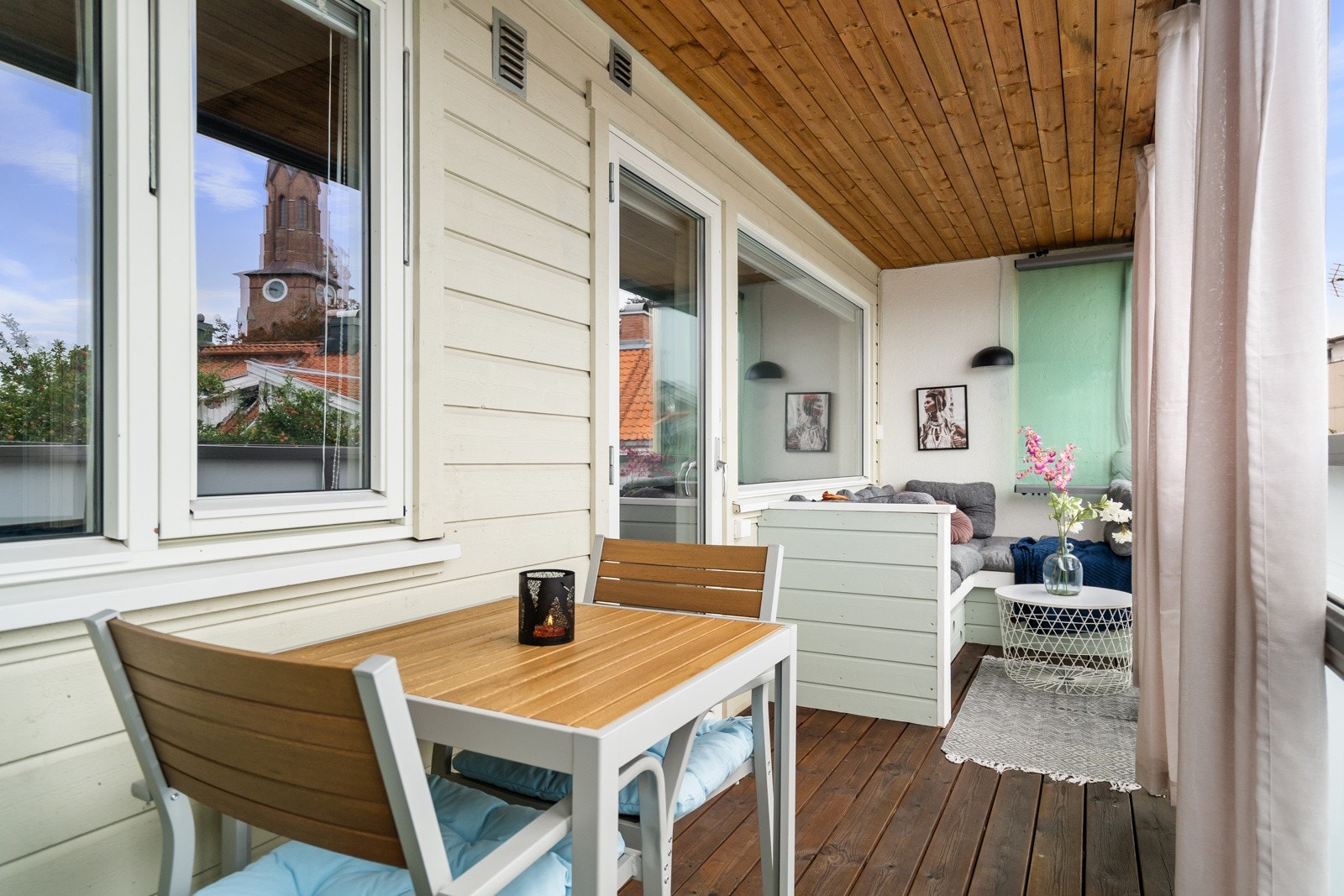 Det er utgang til en stor, vestvendt terrasse som er innglasset (utført i 2018). Her finner du en koselig plassbygget sofa samt det er god plass til grill. Galleribilde