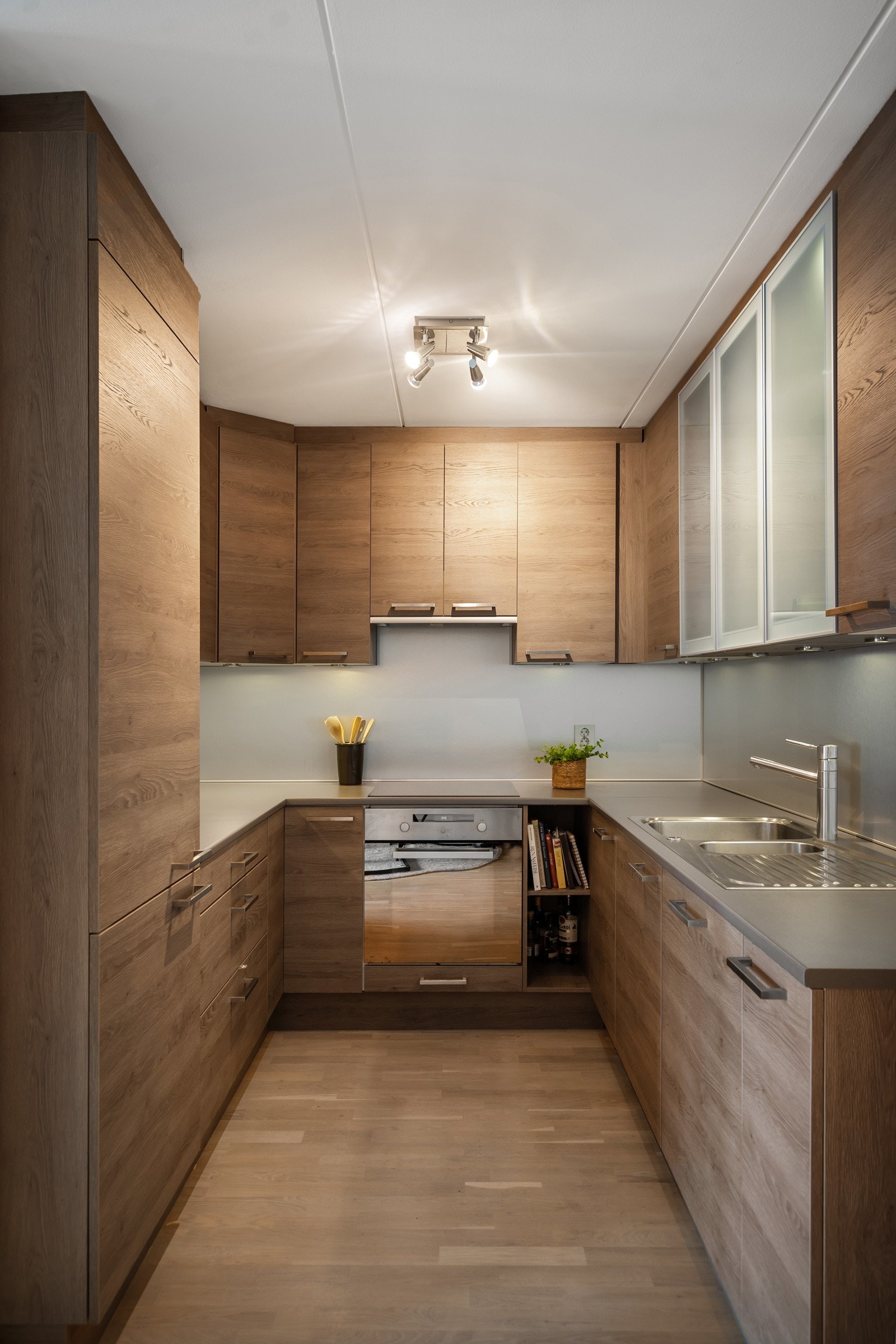 Stuen og kjøkkenet er i åpen løsning, der dansk kvalitetskjøkken av typen Aubo/Modena er godt utnyttet med takhøye overskap og god benkeplass. Galleribilde