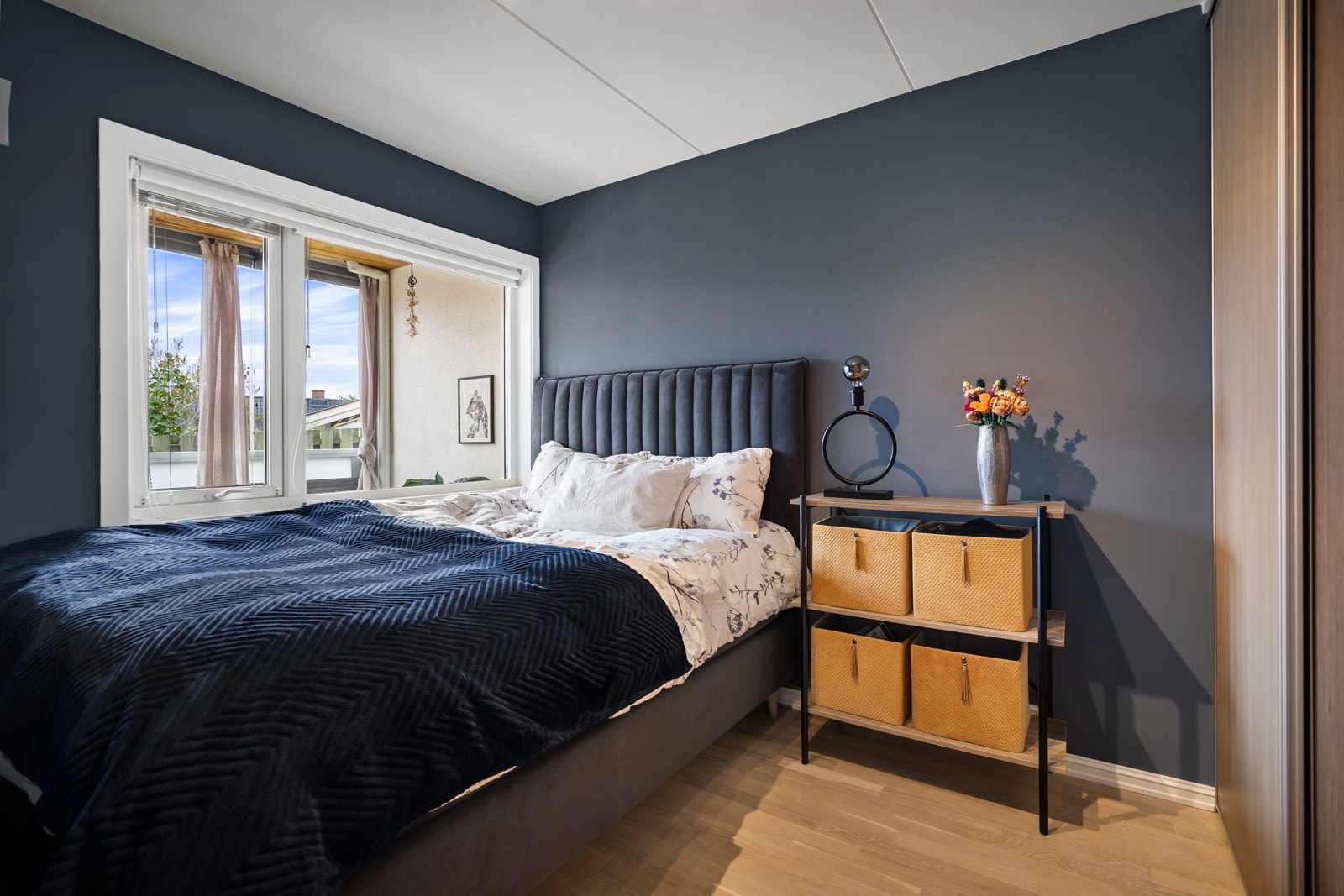 Soverommet har plass til dobbeltseng og er innredet med en god skyvedørsgarderobe med praktisk Elfa-innredning Galleribilde