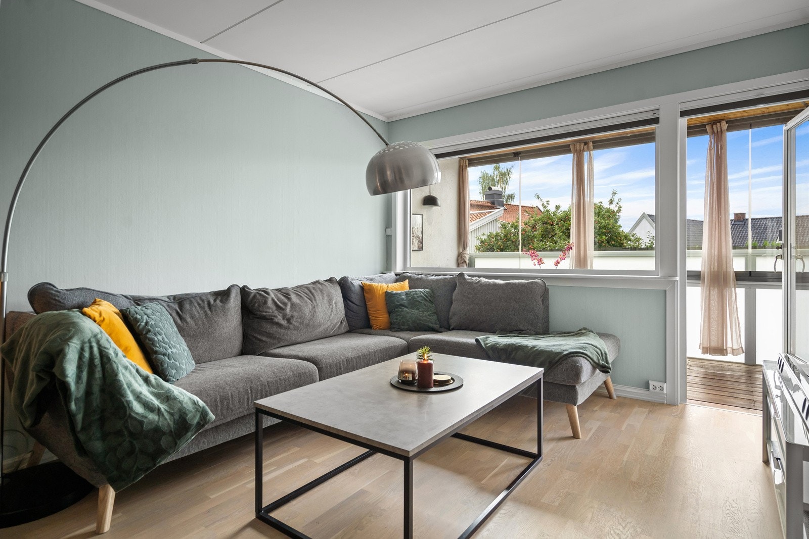 Moderne og gjennomført leilighet som oppleves svært romslig og lys! Leiligheten innehar god standard og med beliggenhet i 1. etasje passer boligen for yngre så vel som for voksne. Galleribilde