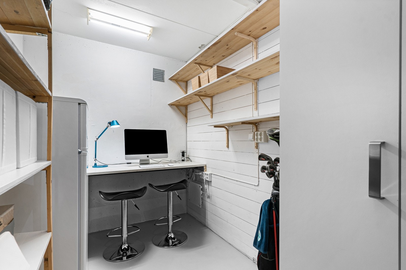 Rett utenfor leilighetens inngangsdør er en stor bod som tilhører denne leiligheten. Et fantastisk bonusrom med fryser/kjøleskap, flere hyller og skapplass. Galleribilde