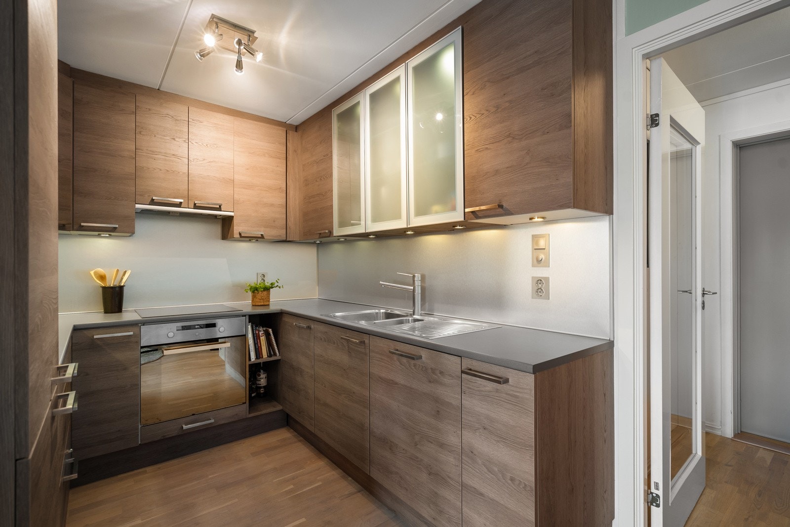 Hvitevarer som stekeovn, steketopp, oppvaskmaskin og kjøleskap/fryser er integrerte og medfølger salget. Galleribilde