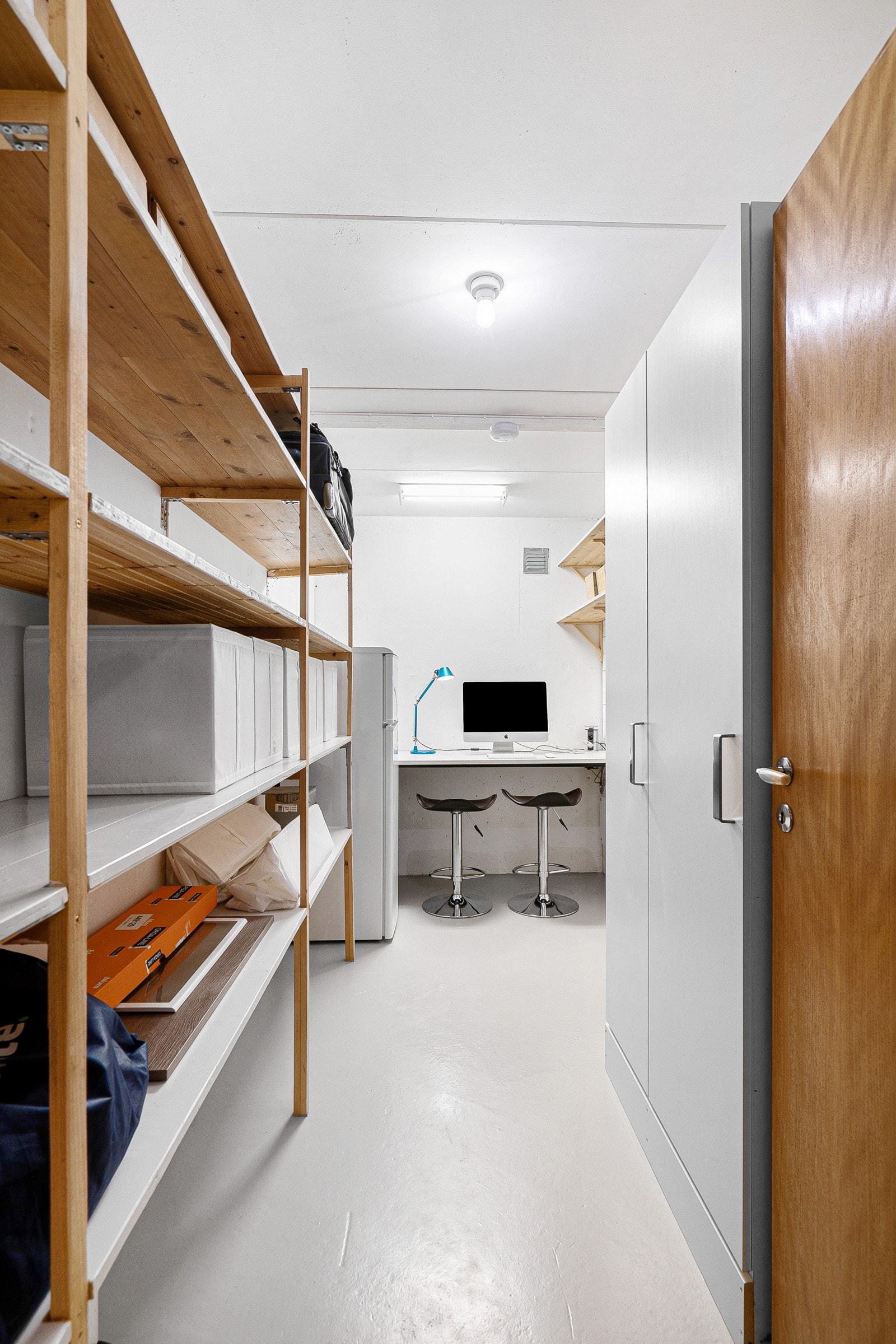 Rett utenfor leilighetens inngangsdør er en stor bod som tilhører denne leiligheten. Et fantastisk bonusrom med fryser/kjøleskap, flere hyller og skapplass. Galleribilde