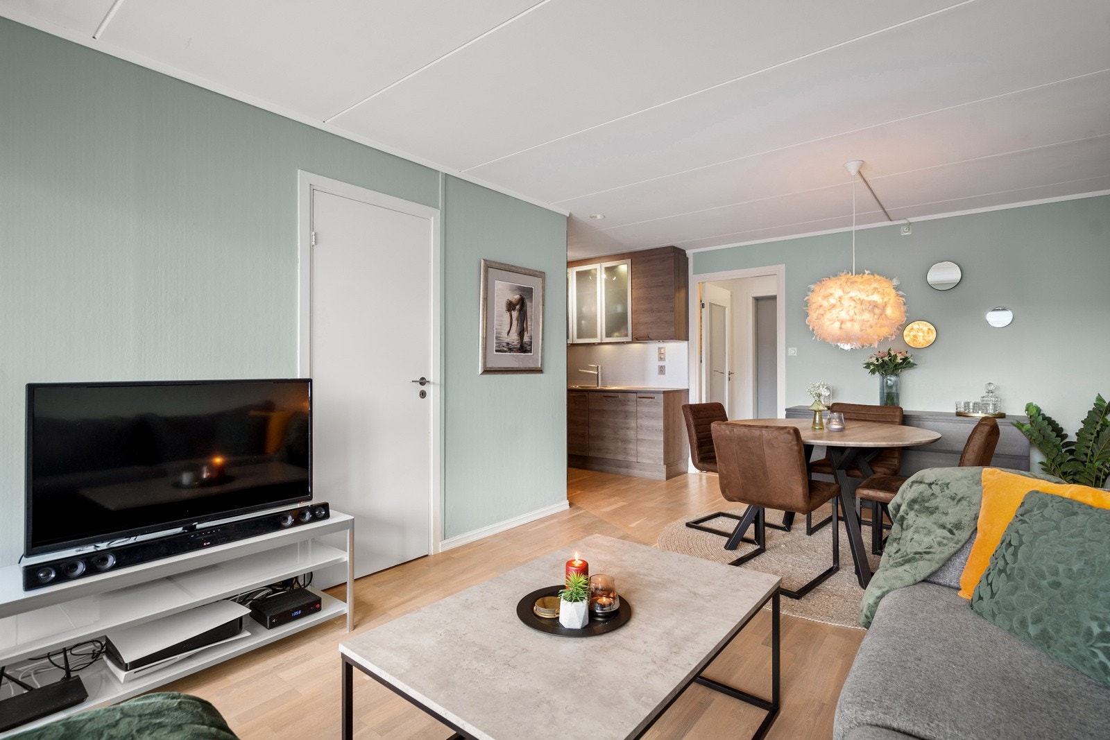 Stuen rommer en spisestue i tilknytning til kjøkkenet og innehar og god plass til stue og tv-møblement. Det er utgang til en stor, vestvendt terrasse som er innglasset (utført i 2018) Galleribilde