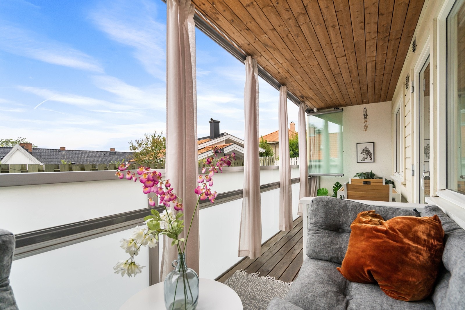 Det er utgang til en stor, vestvendt terrasse som er innglasset (utført i 2018). Her finner du en koselig plassbygget sofa samt det er god plass til grill. Galleribilde