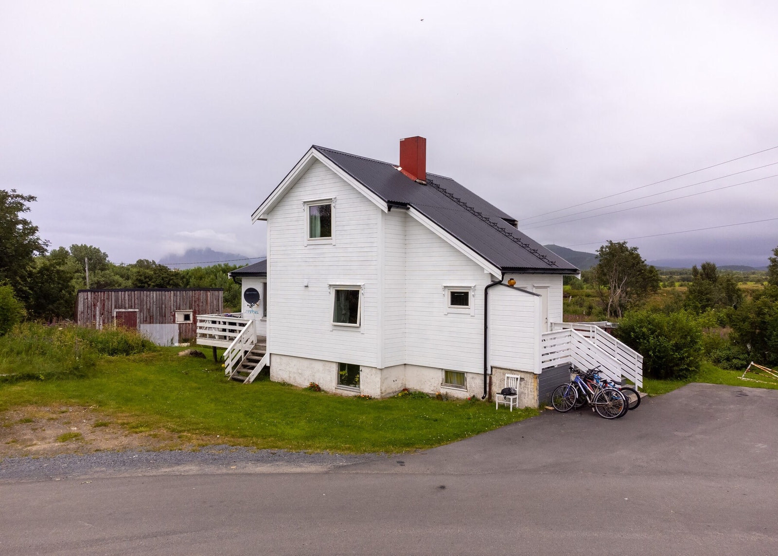 Boligen går over tre plan. På eiendommen er det også et uthus og en sjå. Solåpen beliggenhet med nærhet til det meste. Galleribilde