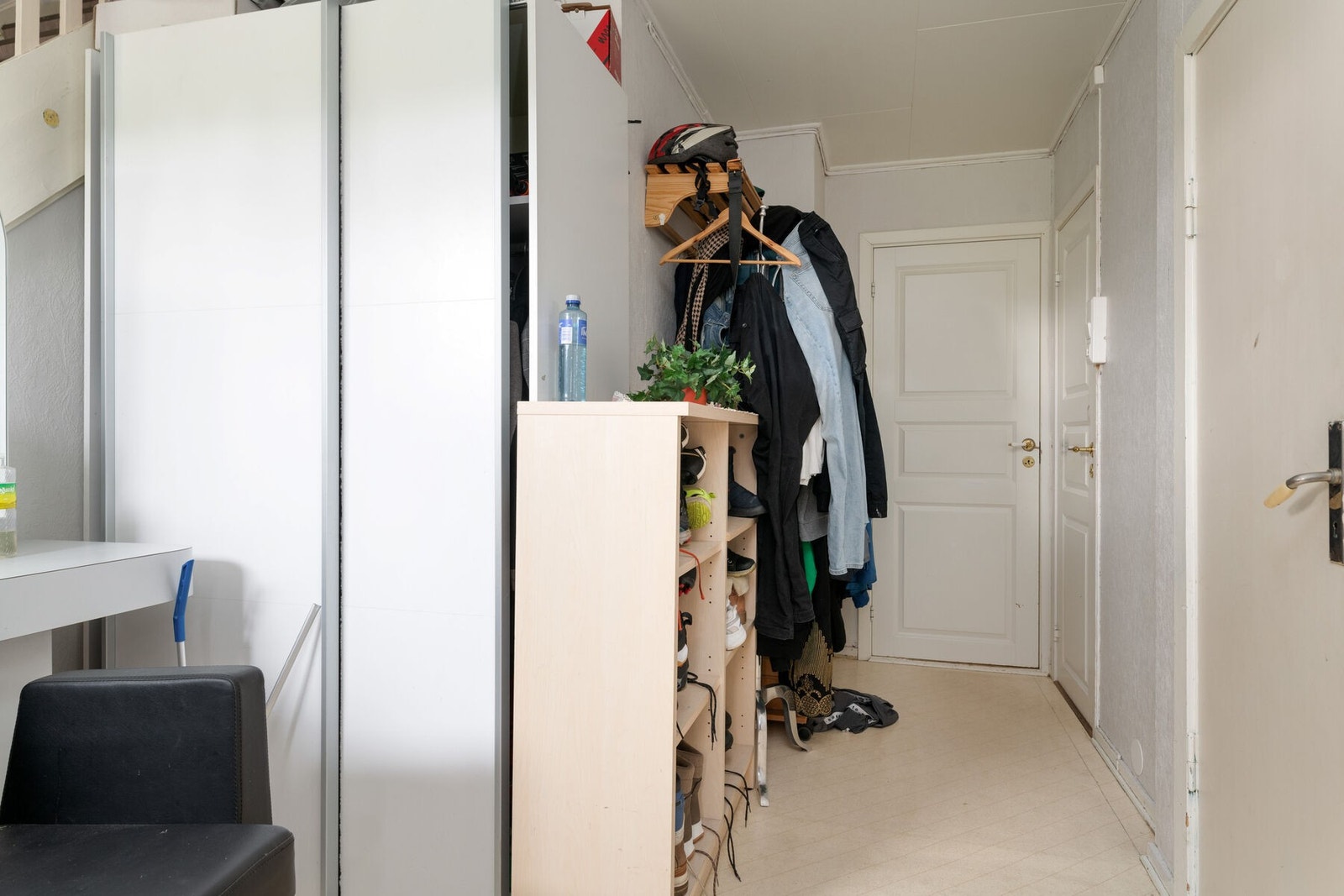 Gang med plass til å henge fra seg tøy og sko. Galleribilde