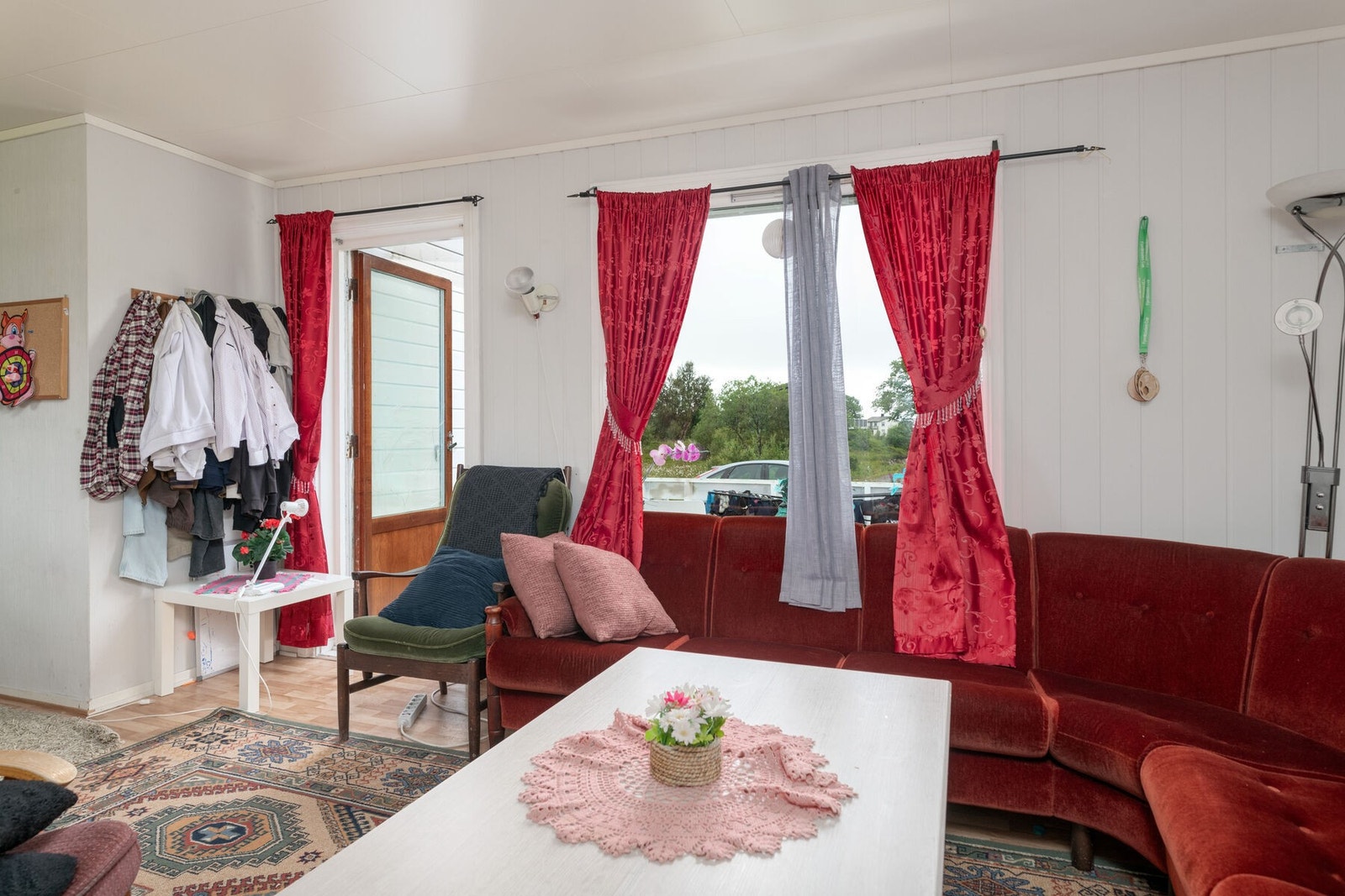 Fra stuen er det utgang til en solrik veranda mot sørvest Galleribilde