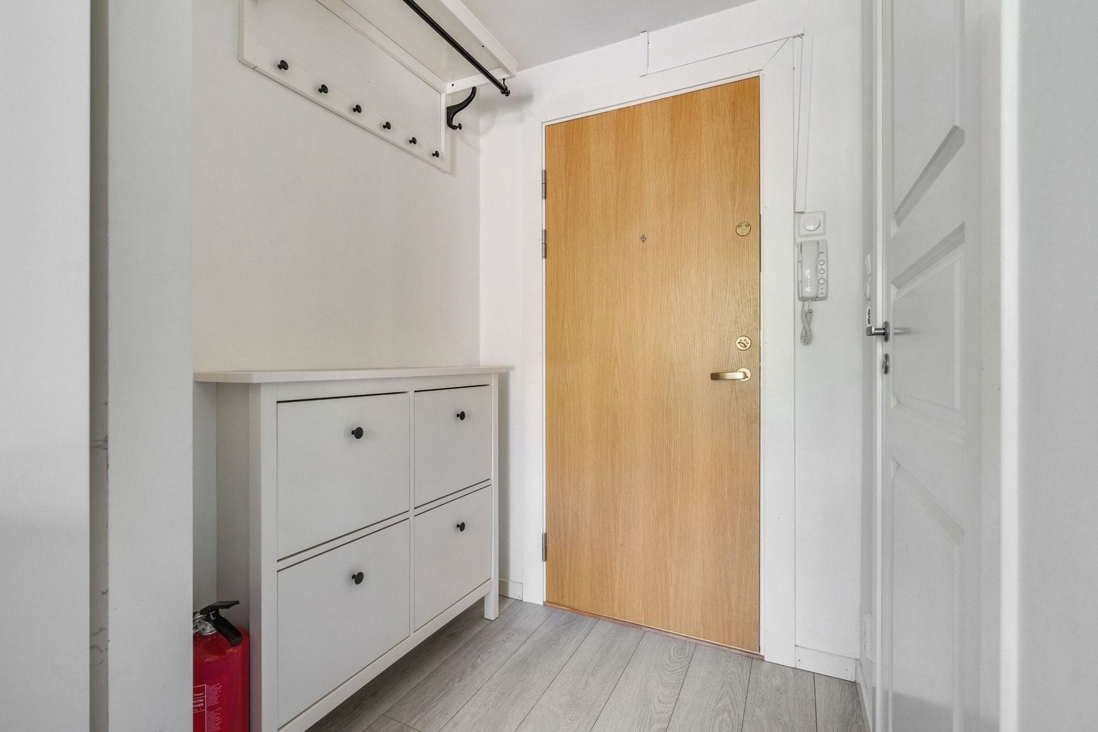 Velkomen inn! Ved inngang er det plass til å sette fra seg sko og henge av seg tøy. Galleribilde