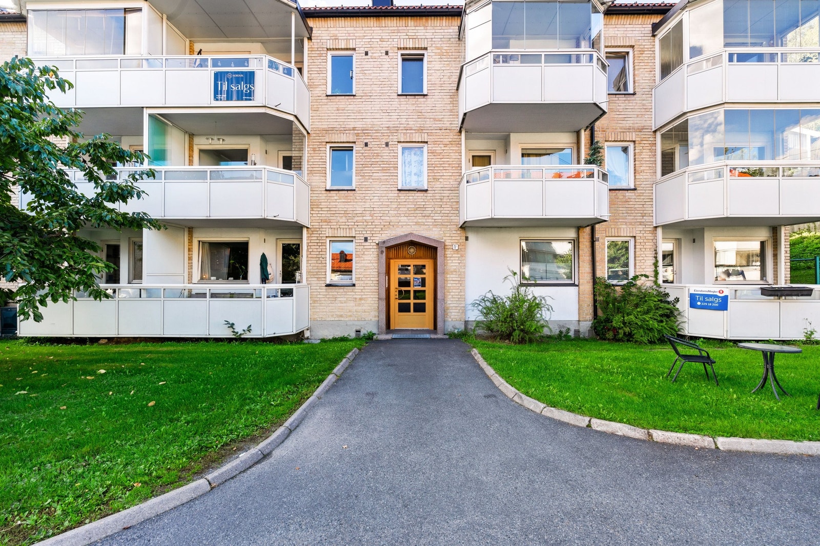 Inngangsparti. Lelighten disponerer en bod ved kjeller, som er rett ved inngangen og en loftsbod. Galleribilde