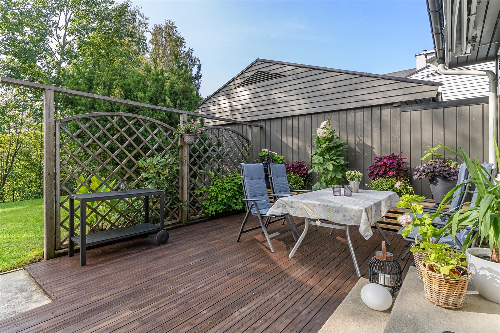 Terrasseplatting med plass til en hyggelig spisegruppe. God skjerming mot naboen. Galleribilde