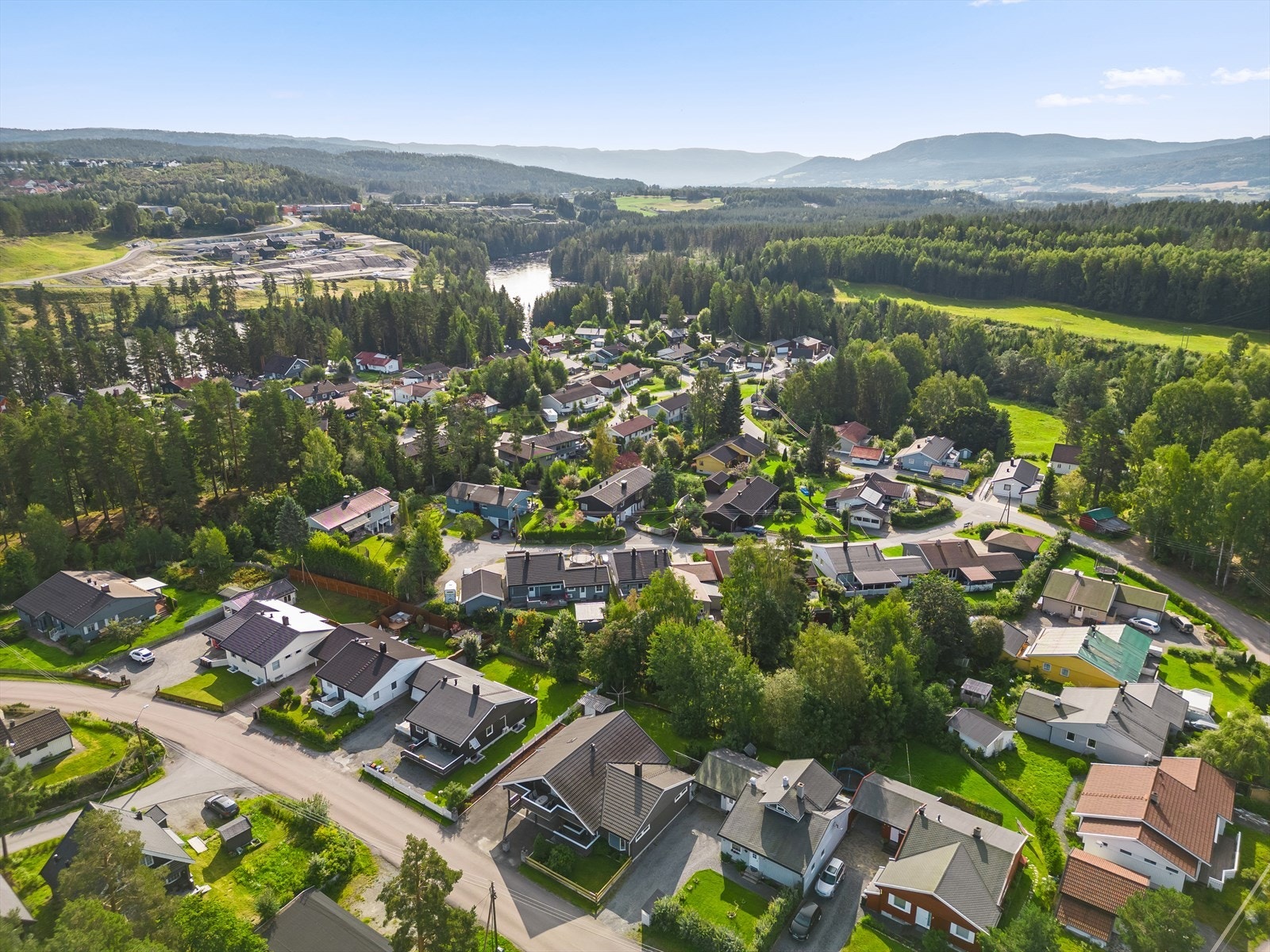 Nærhet til flotte tur og friområder rundt elva og Lågen. Galleribilde