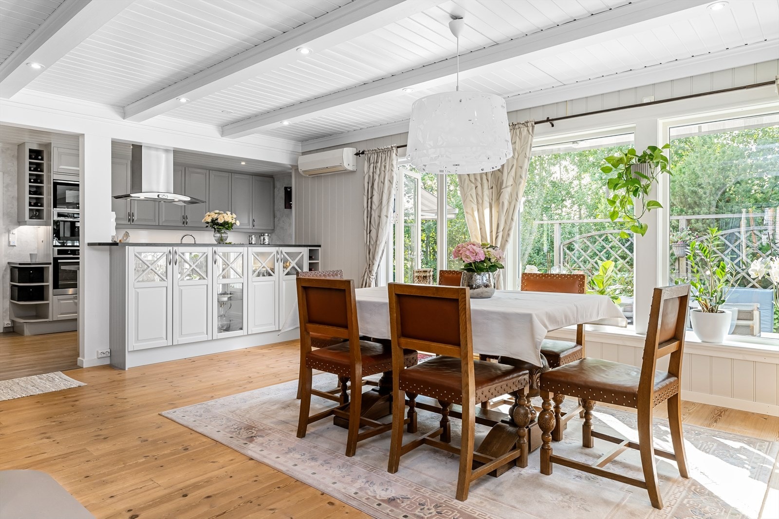 Spisestuen blir et naturlig samlested for familien. Store vindusflater, og enkel tilgang ut til hagen og uteplattingen i front. Galleribilde