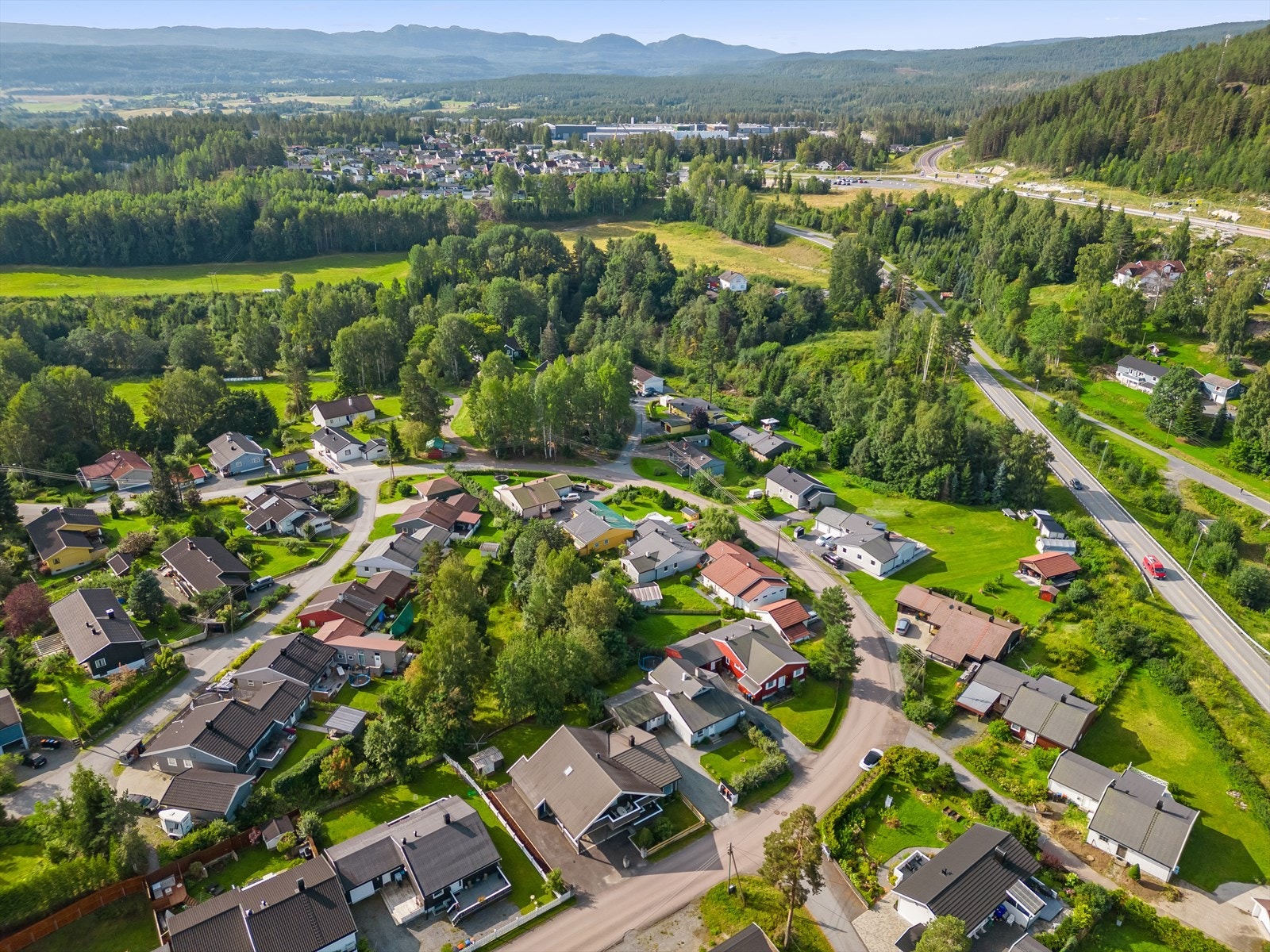 Boligen ligger i et etablert og hyggelig nabolag, med friarealet i midten av ''boligløkka''. Galleribilde