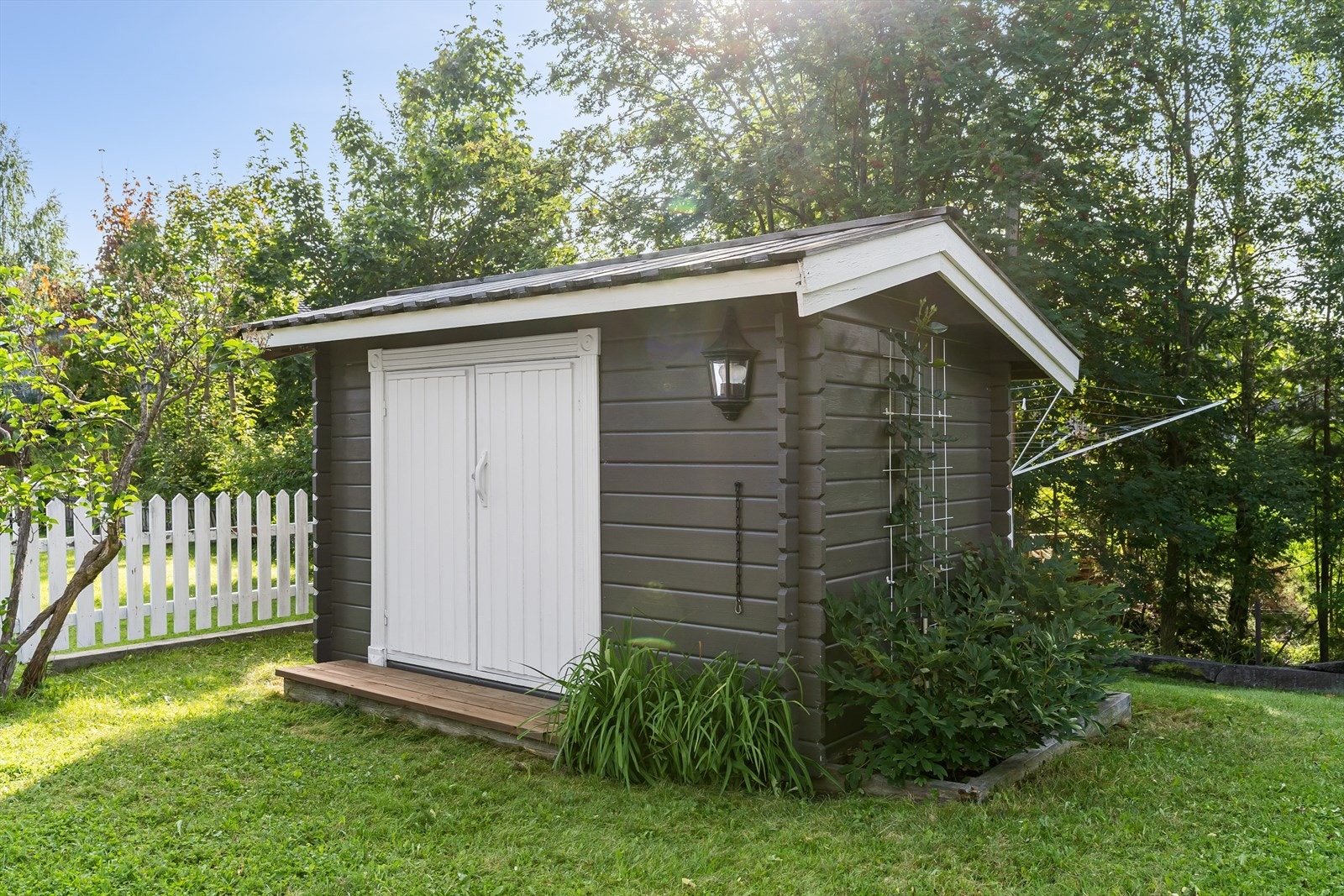 Boligen har meget godt med lagringsplass i diverse boder, kjellerrom, garasje mv. Her er avbildet uthuset i hagen, som fungerer som sykkel- og redskapsbod. Galleribilde
