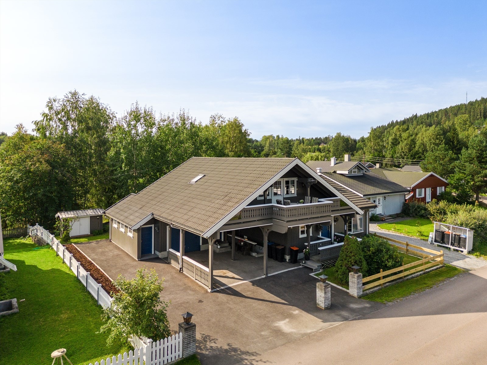 Eiendommen er en tilbaketrukket og usjenert familiebolig, som ble påbygd med takoppløft i 1987. Galleribilde
