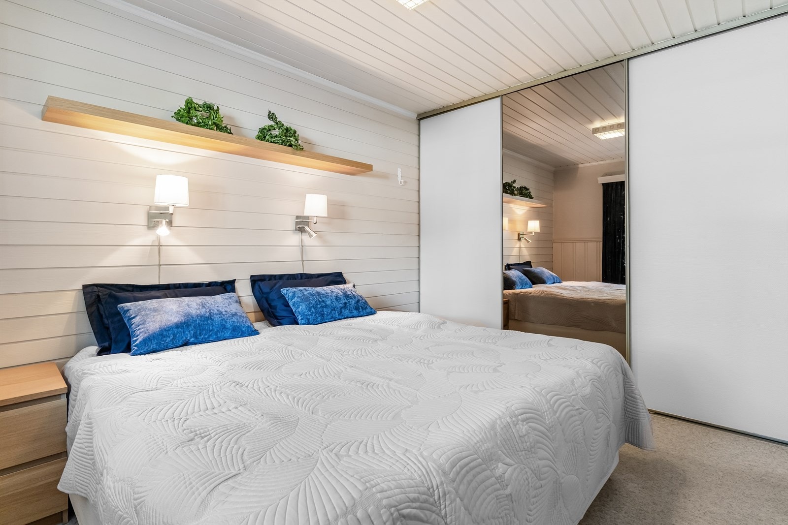 Hovedsoverommet, med en stor garderobe i vegg-til-vegg-løsning. Galleribilde