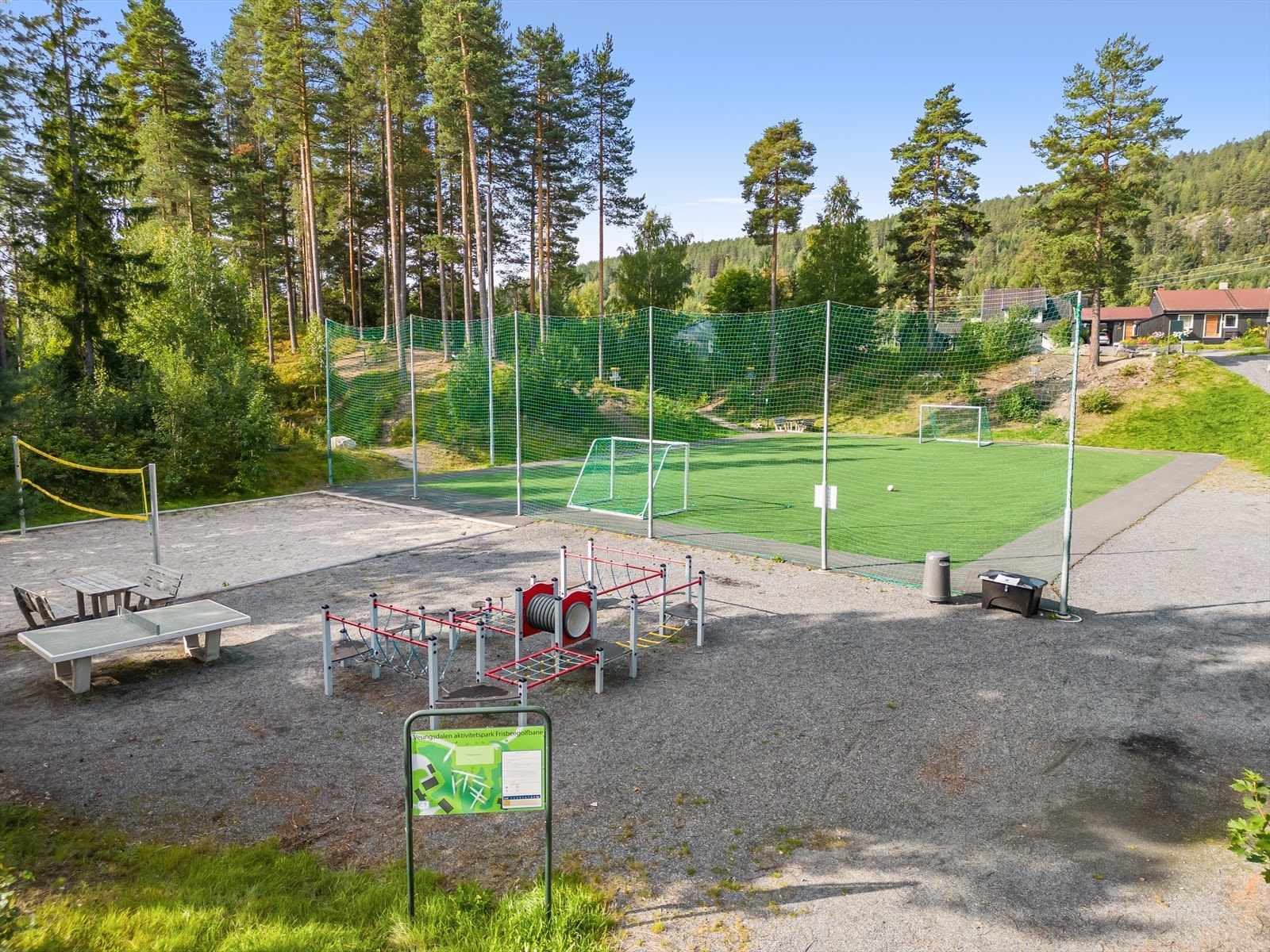 Flere fine utendørstilbud bare 100 meter fra eiendommen. Galleribilde