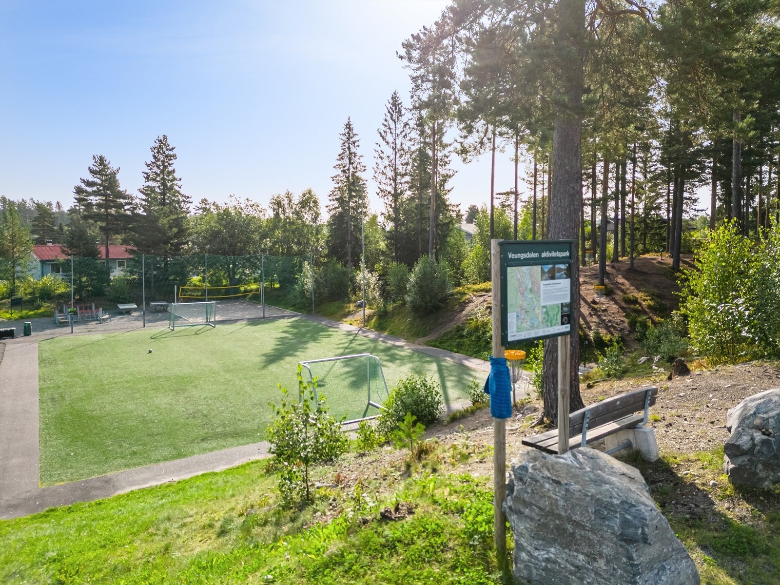 Like borti gata har man egen lekeplass med blant annet diskgolfbane og fotballbane. Galleribilde