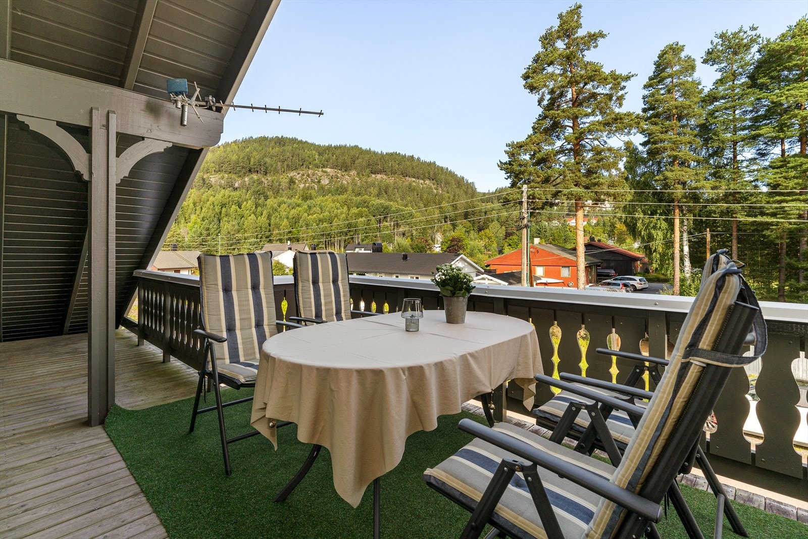 Takoverbygd terrasse ut fra loftstuen, med plass til sittegruppe. Galleribilde
