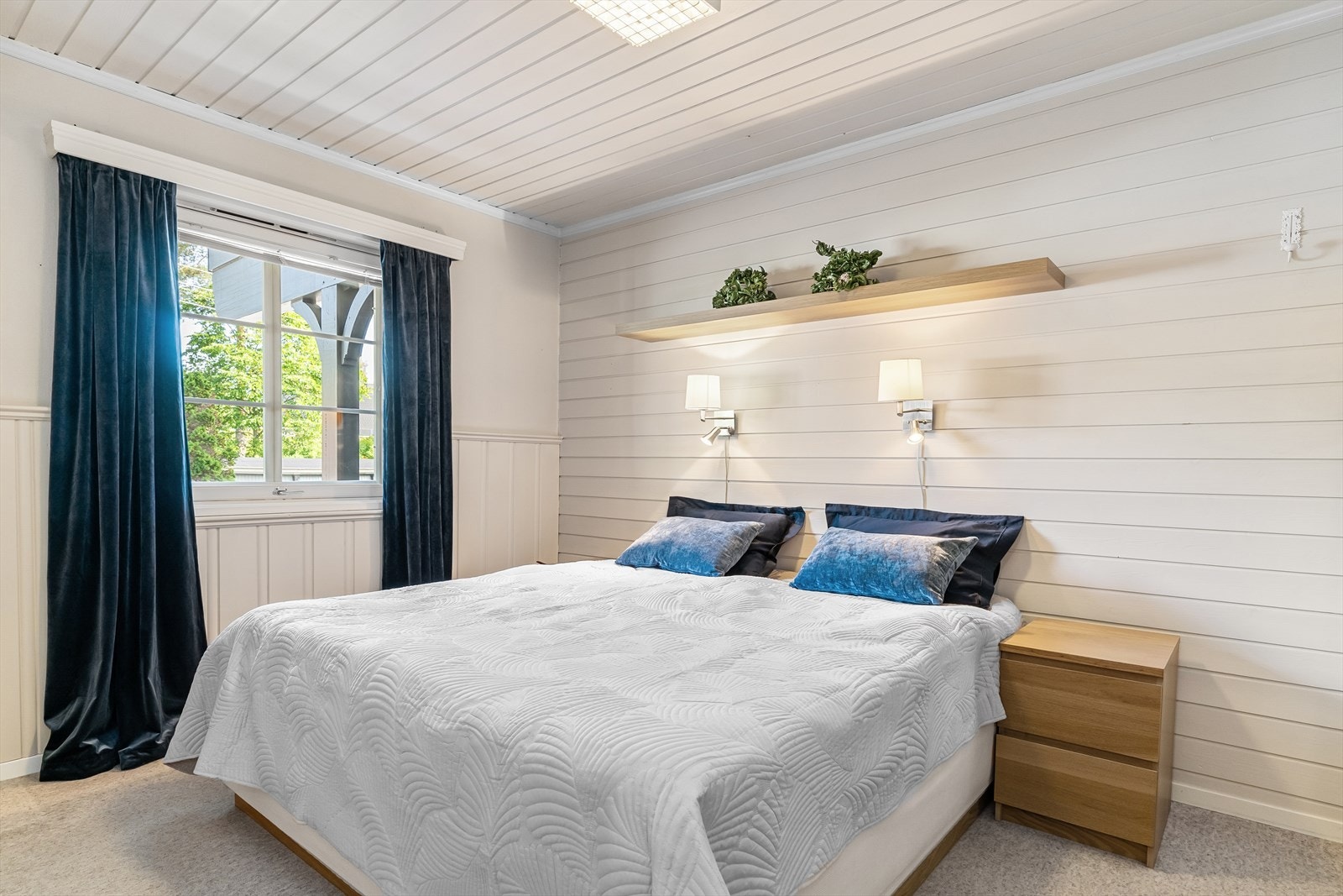 Godt med plass til å kunne ha dobbeltseng med tilhørende nattbord på hver side. Galleribilde