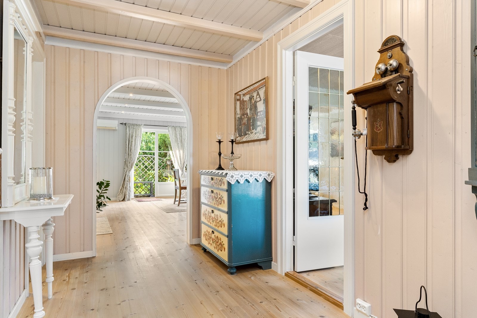 Velkommen inn! Etter vindfanget, har man en åpen og romslig gang, som deler av hovedsoverom med tilhørende bad, fra øvrige oppholdsrom og kjøkken/spisestue i front. Galleribilde