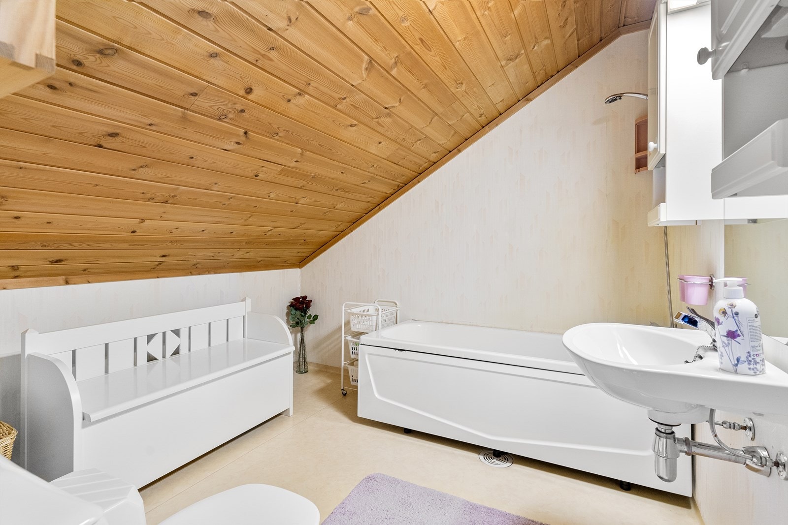 Andreetasjen har også et eget bad, utrustet med badekar med dusjarmatur som gir dusjmulighet, samt ekstra servant og WC. Galleribilde