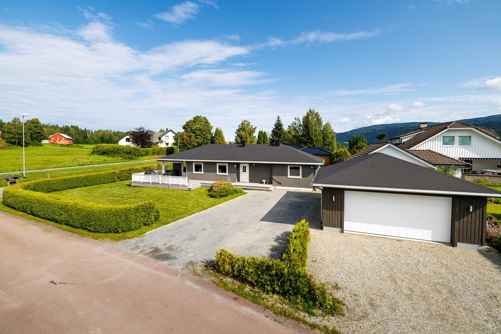 Eiendommen ligger fint til i godt etablert boligområde på Kalager i Geithus. Gode solforhold og utsyn mot friområde mot vest. Galleribilde
