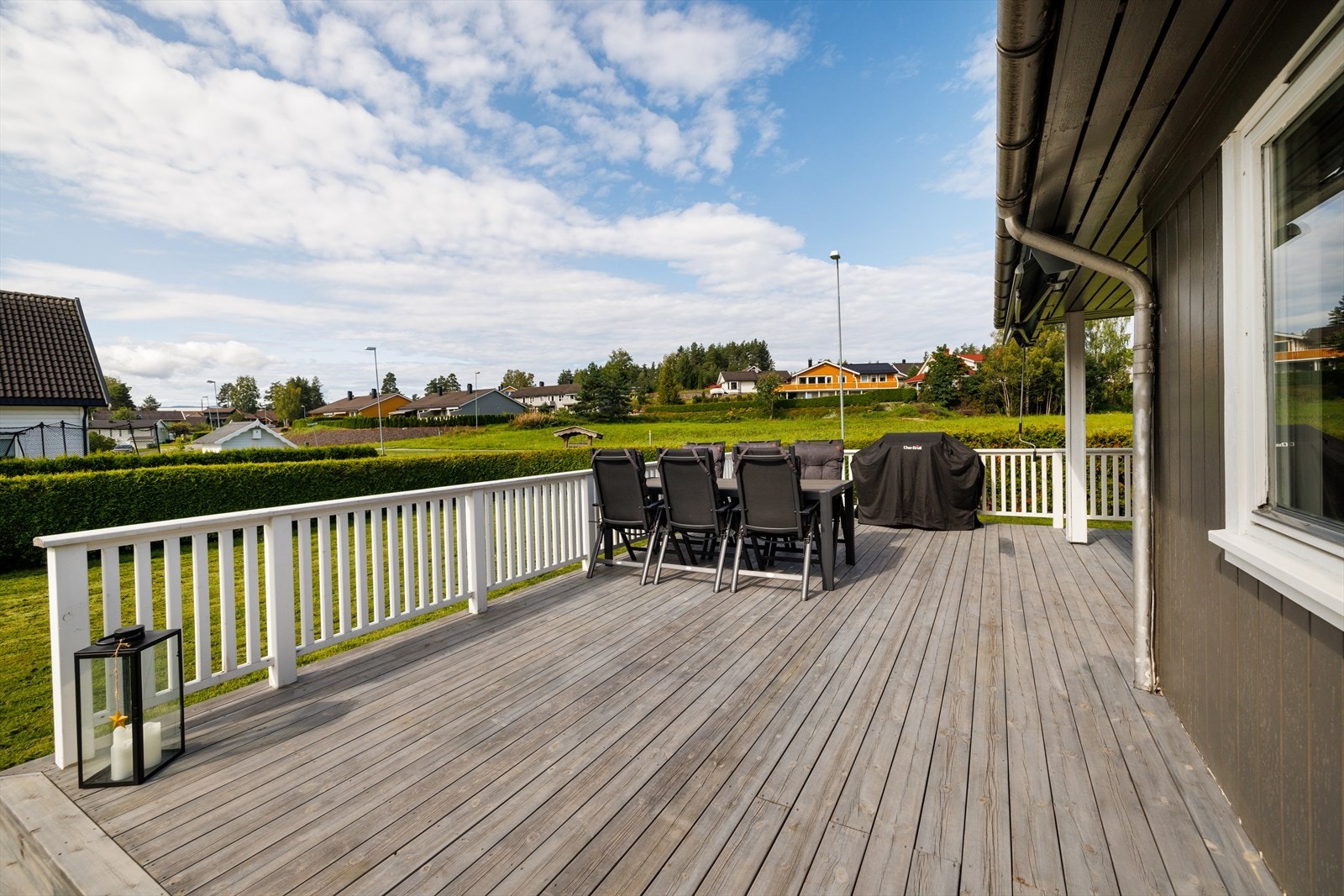 Stor deilig terrasse på ca.49 m2 med adkomst fra hage og ut fra stue med platting som er forlenget til inngang/ ytterdør. Galleribilde