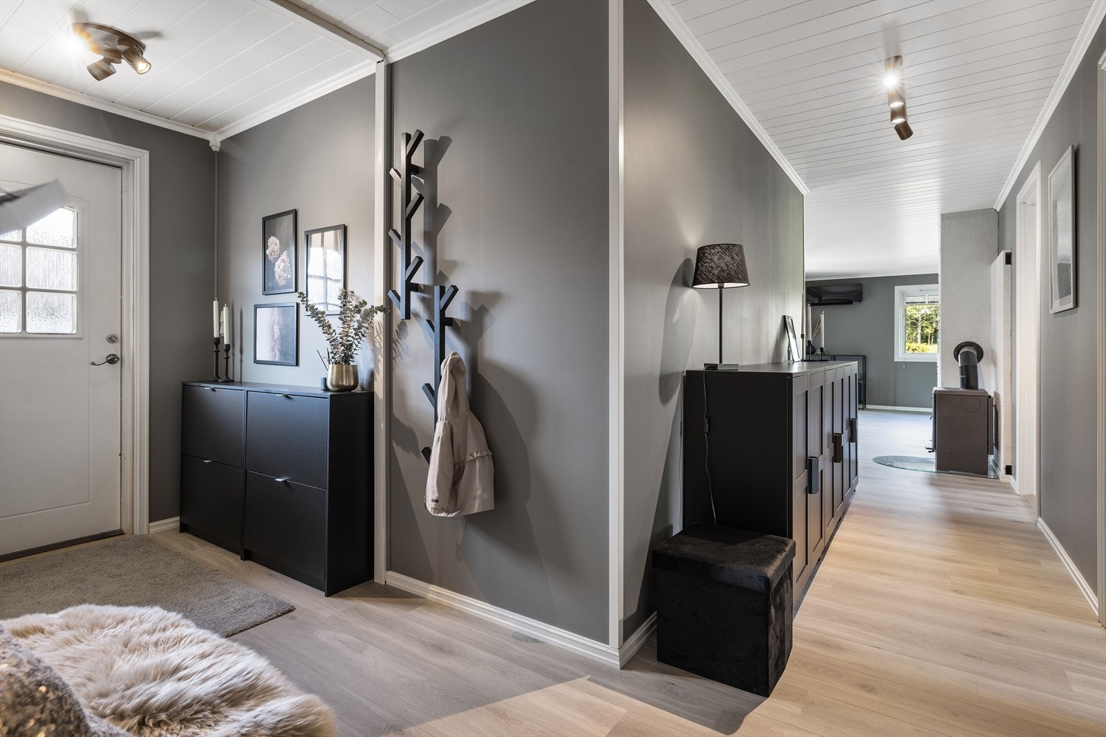 Romslig gang med plass til møblement og oppheng av yttertøy. Galleribilde