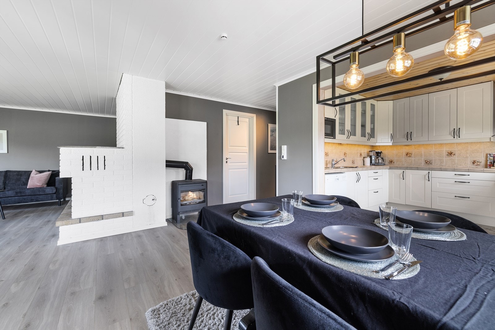 Fra stue er det delvis åpent inn til kjøkken. Galleribilde