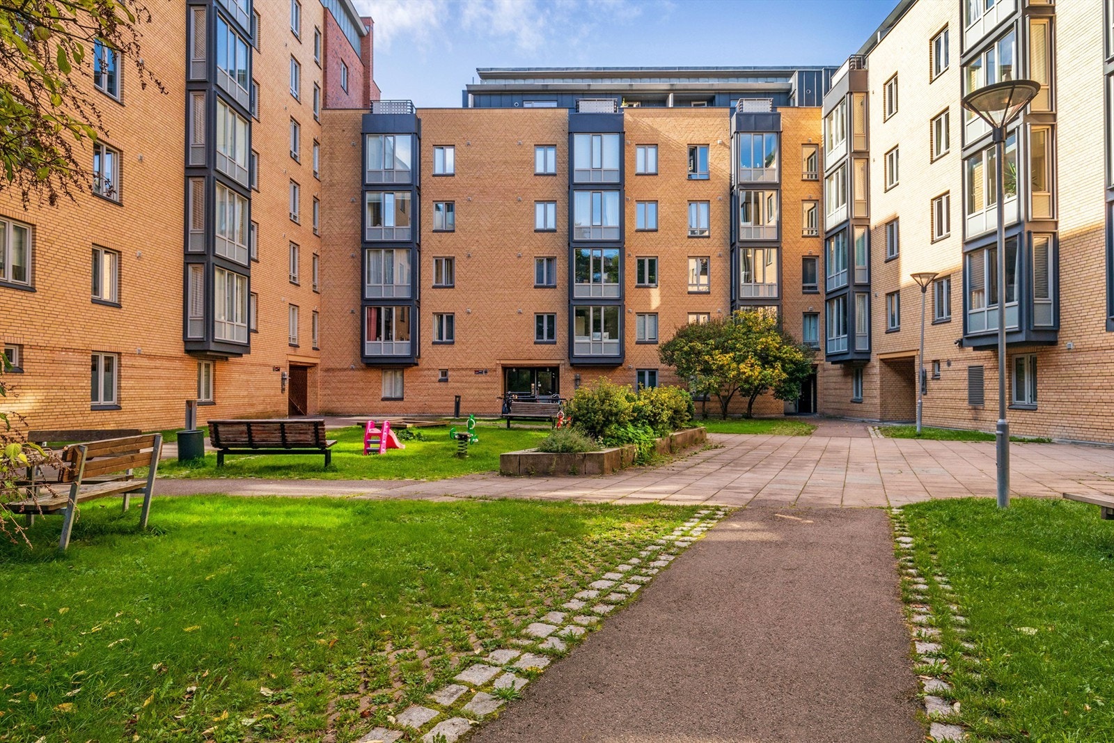 Bakgården deles med Dalsbergstien 22 og er bilfri Galleribilde