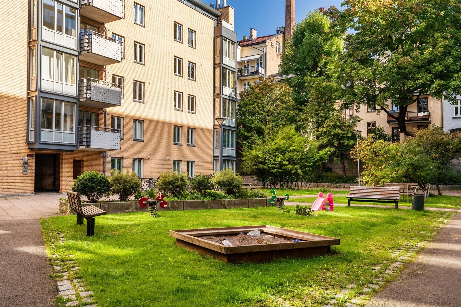 Lekeapparater og sandkasse for barna Galleribilde