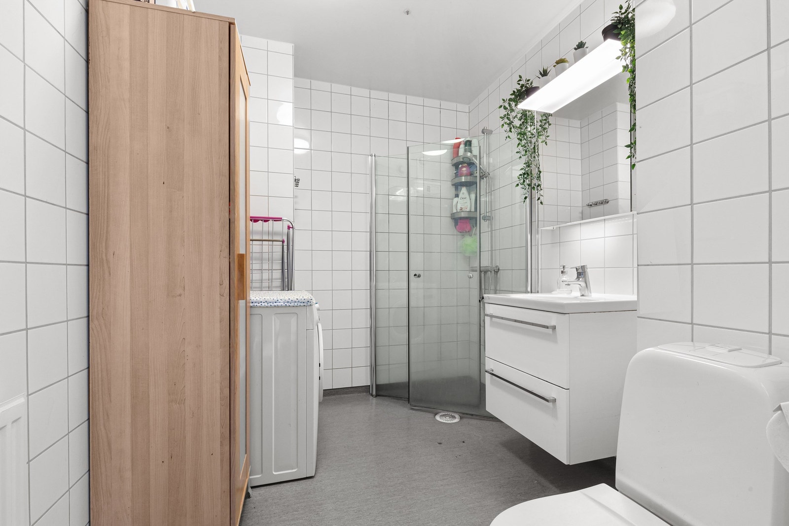 Bad med god størrelse. Det er opplegg for vaskemaskin på badet Galleribilde