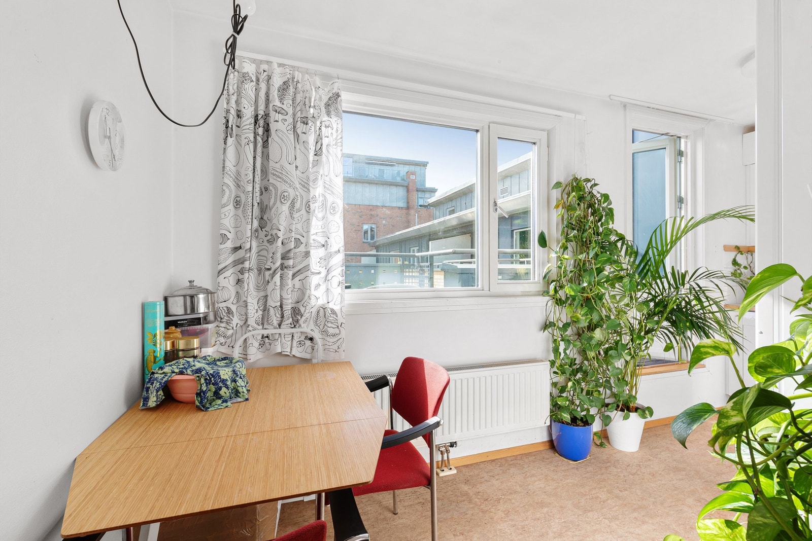 Under kjøkkenvinduet er det plass til kjøkkenbord Galleribilde