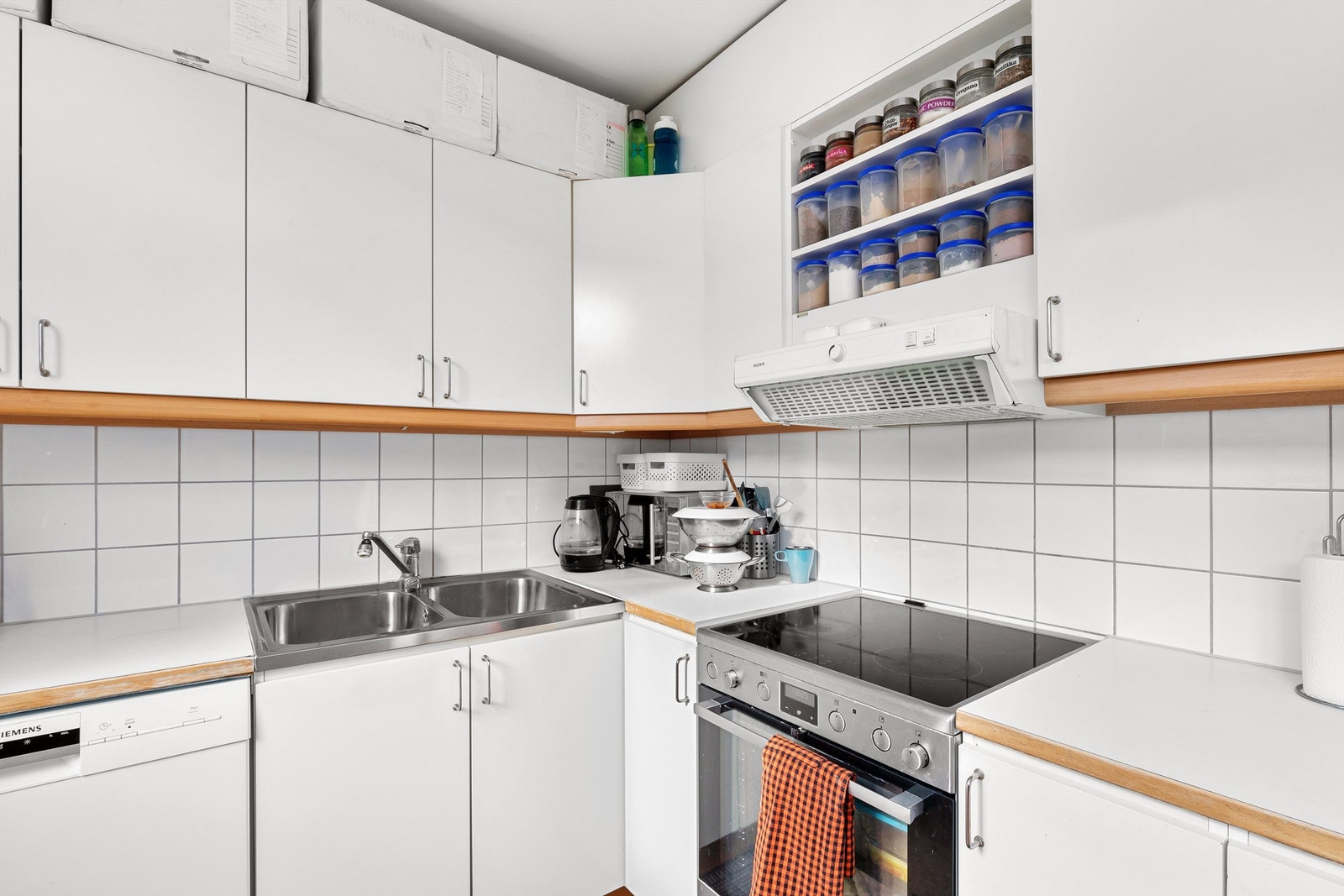 Kjøkkenet er utstyrt med frittstående komfyr, oppvaskmaskin og kjøleskap (Skal dette følge med?) Galleribilde