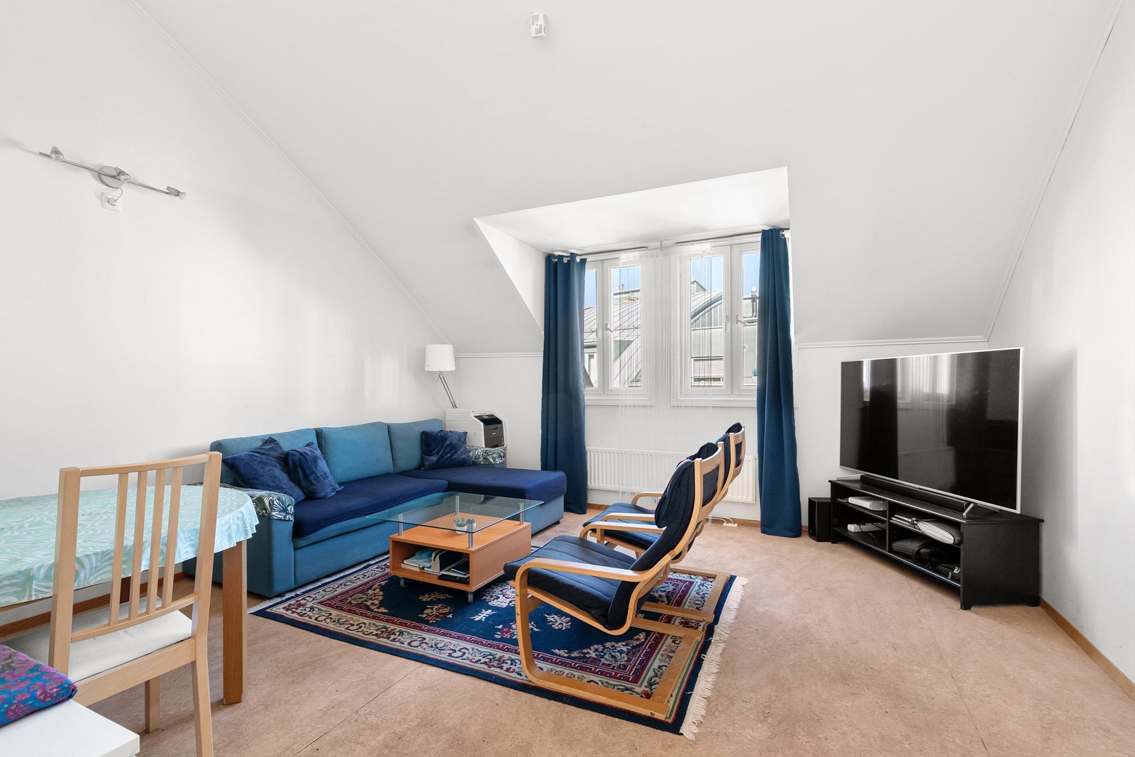 Lys og romslig stue med plass til stor sofagruppe Galleribilde
