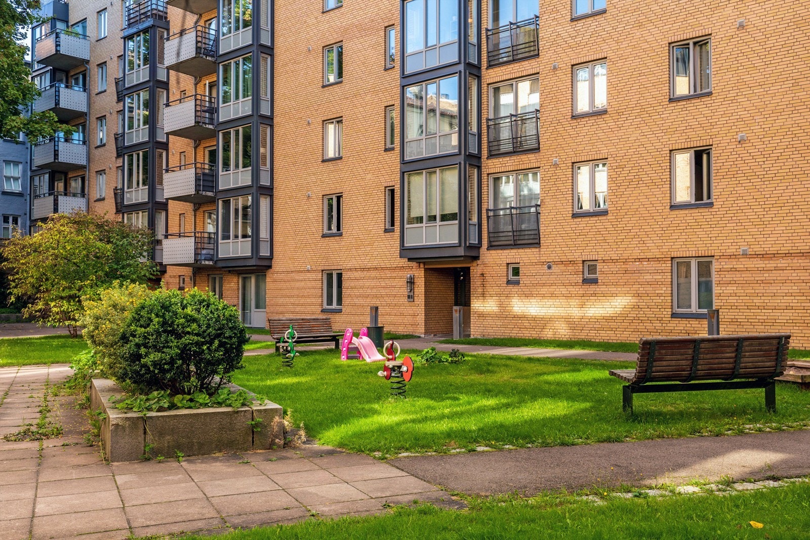 Sameiet har en hyggelig bakgård med sittegrupper Galleribilde