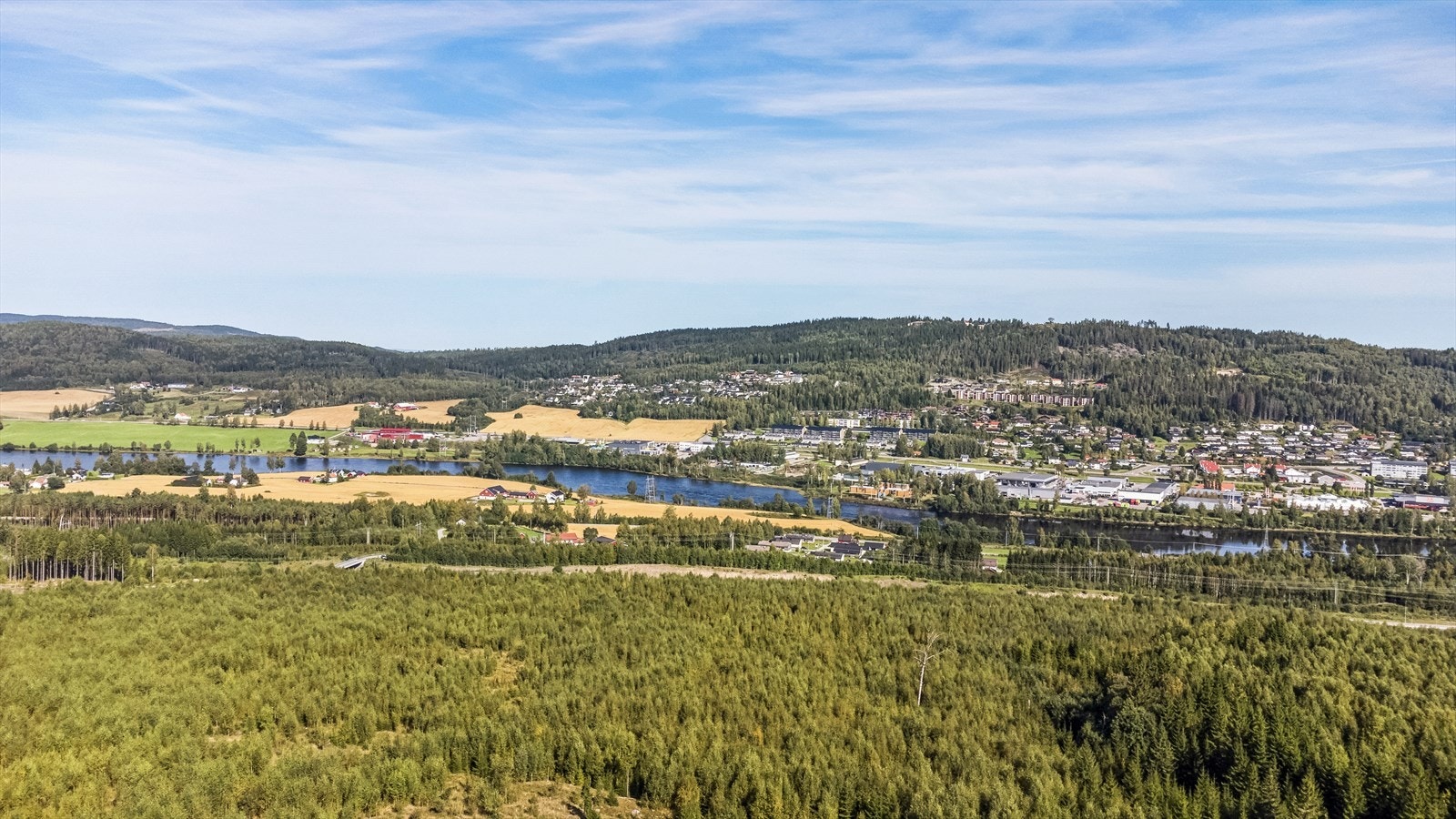 Tomteområdet ligger i skrånende terreng. Galleribilde