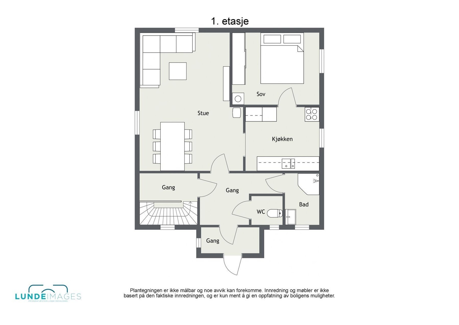 Boligens 1.etg er på ca. 65 kvm BRA/P-rom og har vindfang, gang, trappegang, WC, bad, soverom, kjøkken og stue. Planskisse - ikke målbar Galleribilde