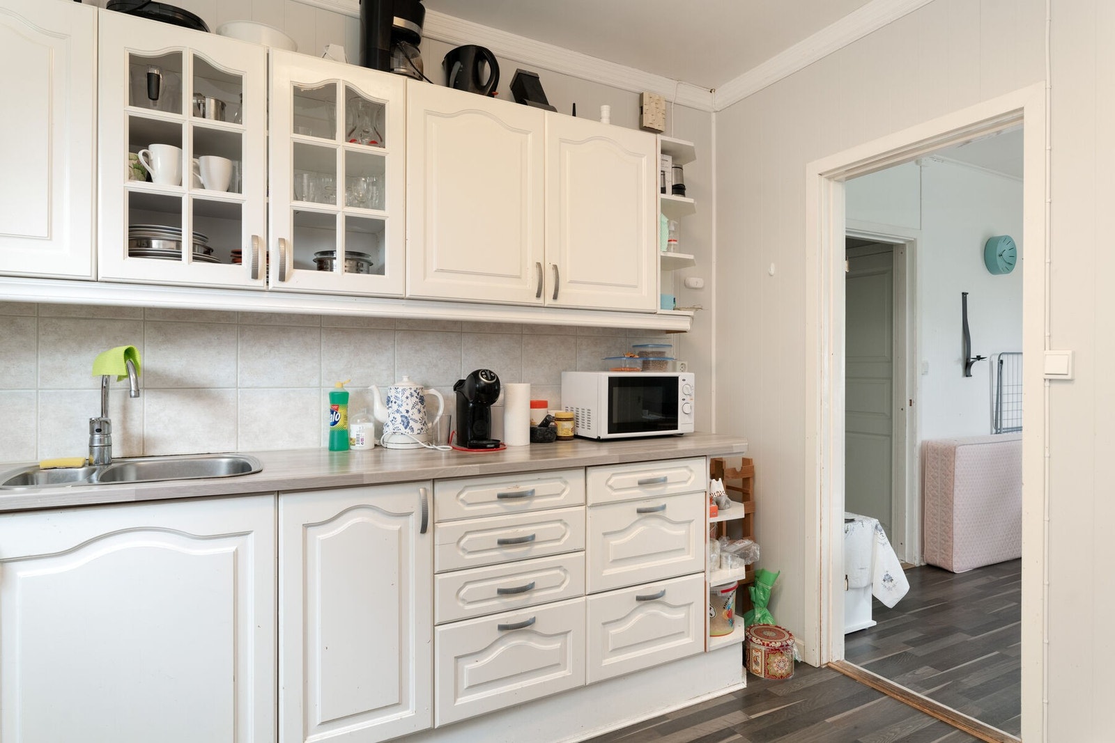Kjøkkenet har lyse profilerte fronter med god skapplass og benkeplate av laminat. Det er utstyrt med frittstående hvitevarer. Galleribilde
