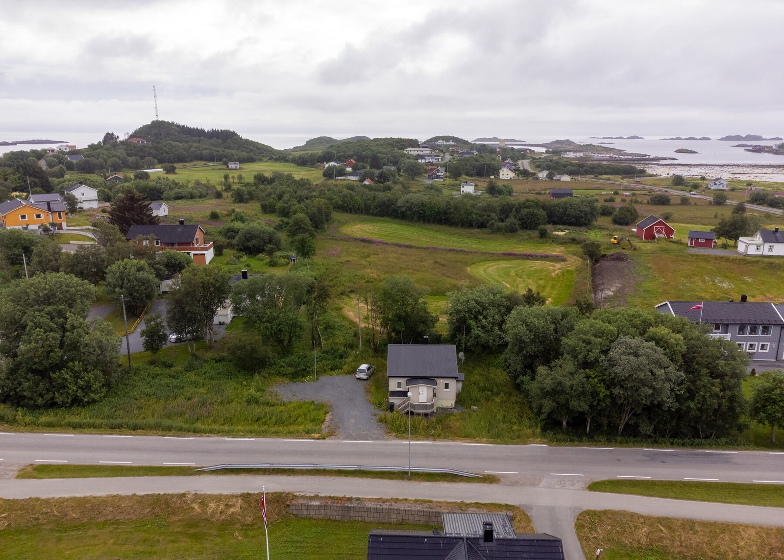 Eiendommen består av 2 teiger, den rundt boligen er ca. 2,2 mål Galleribilde