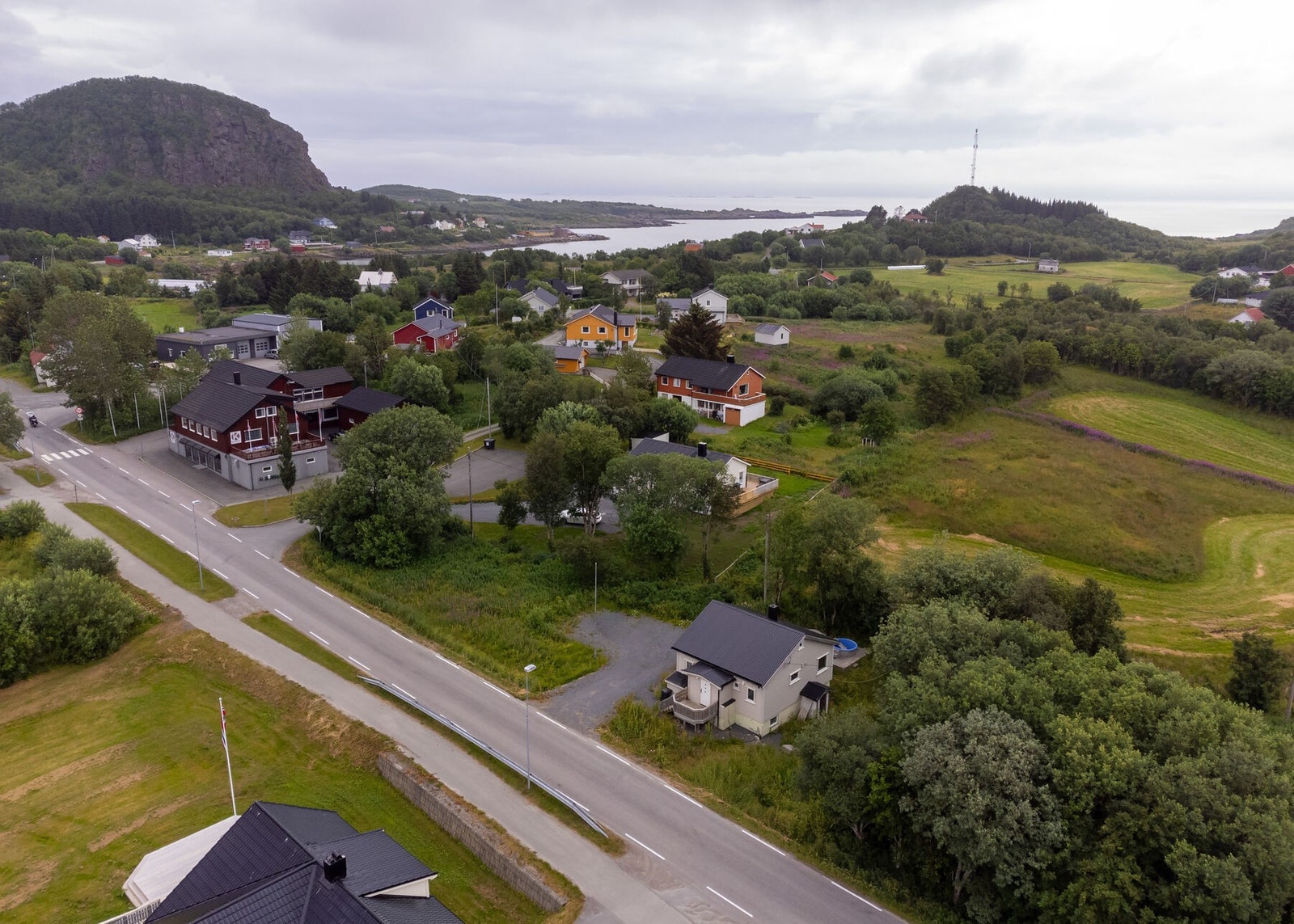 Boligen ligger sentralt til ved Steinesjøen Galleribilde