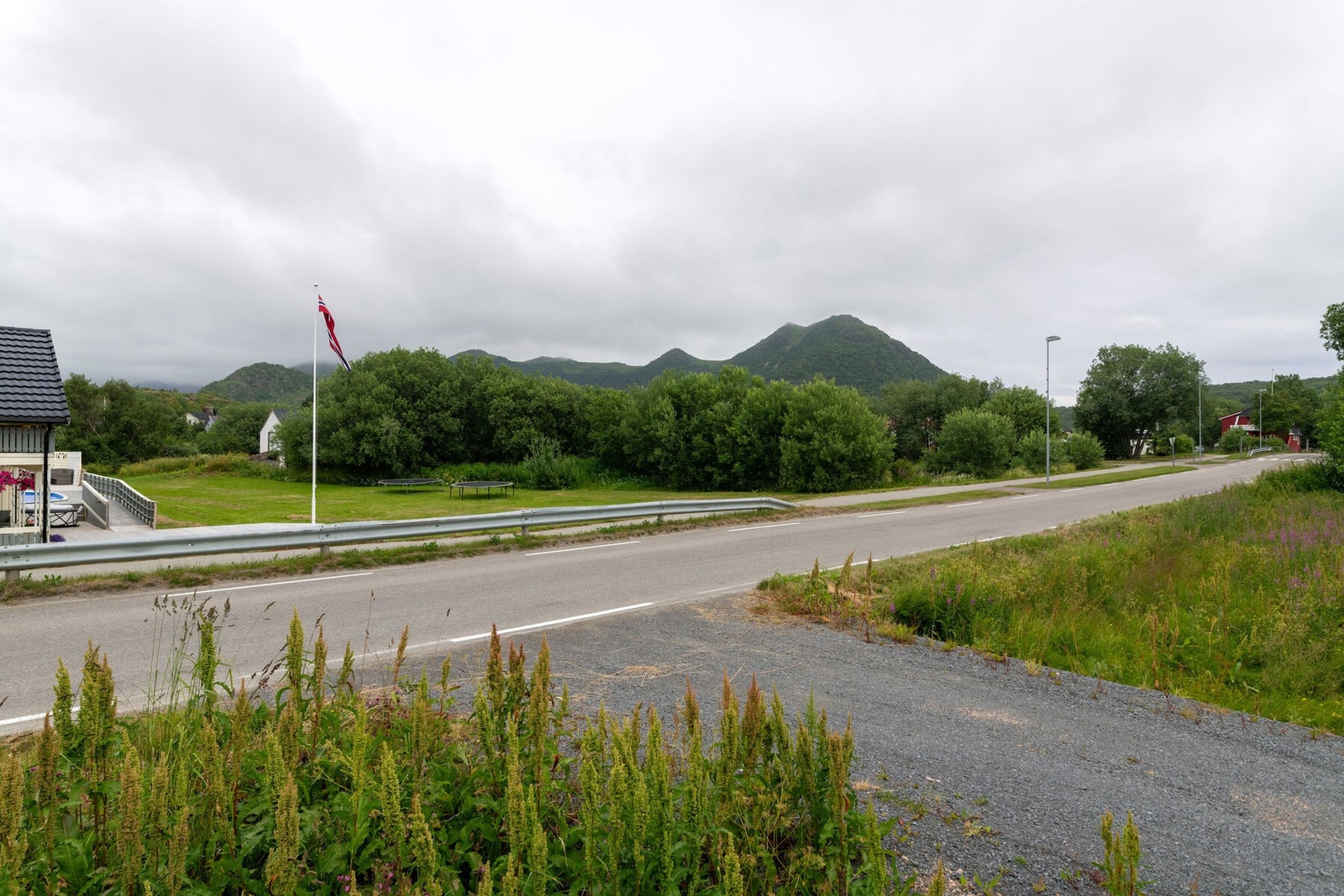 Pen utsikt mot fjell og natur Galleribilde