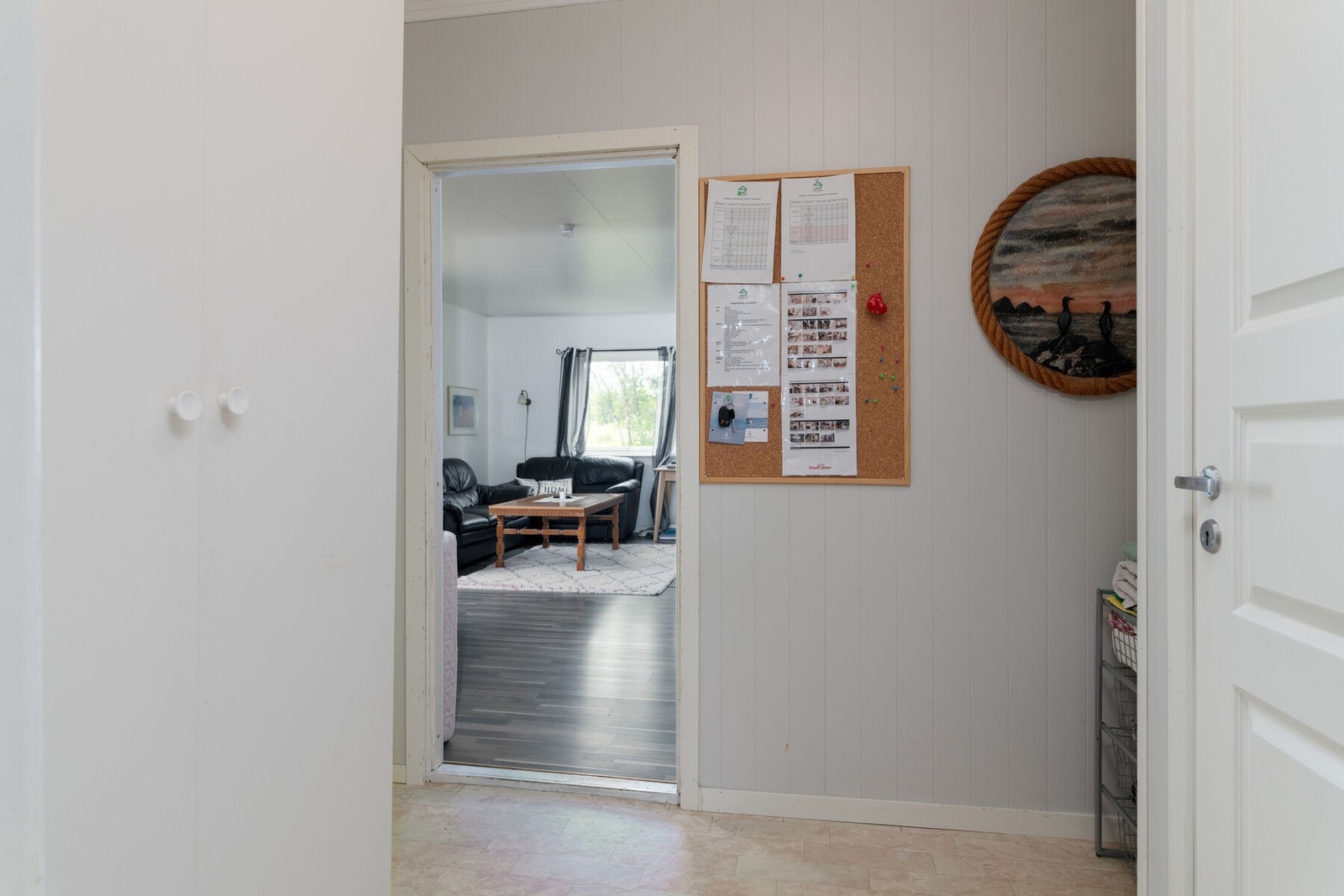 Gangen. Store deler av boligen ble overflateoppusset i 2011-2015, men den har vært utleid så det er noe slitasje Galleribilde