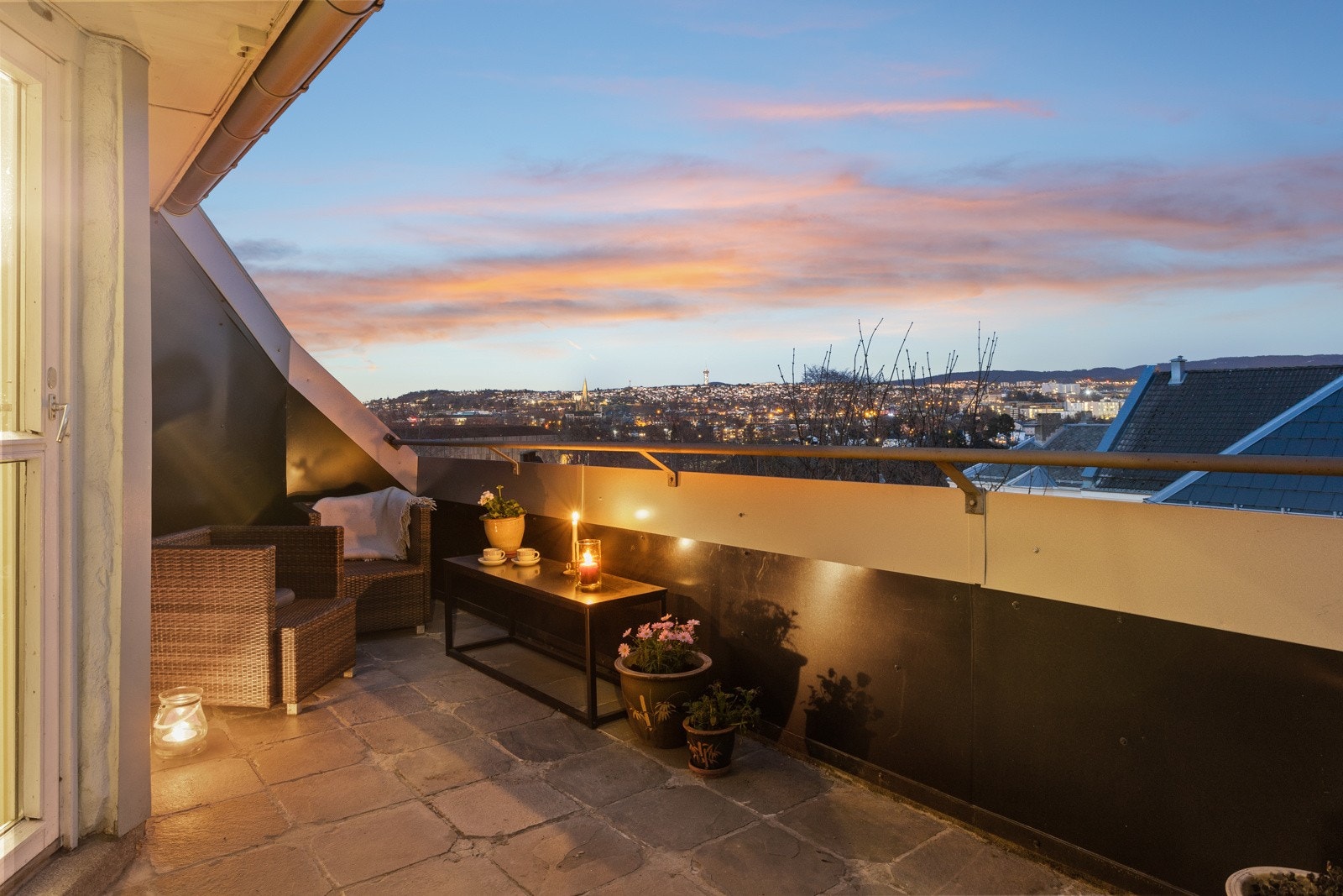 Felles takterrasse, med sol morgen og formiddag. Galleribilde