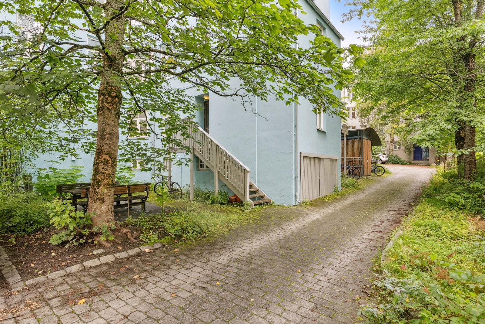 I sameiets bakgård er det sykkelparkering og sittegruppe. Parkering i gate med god kapasitet. Galleribilde