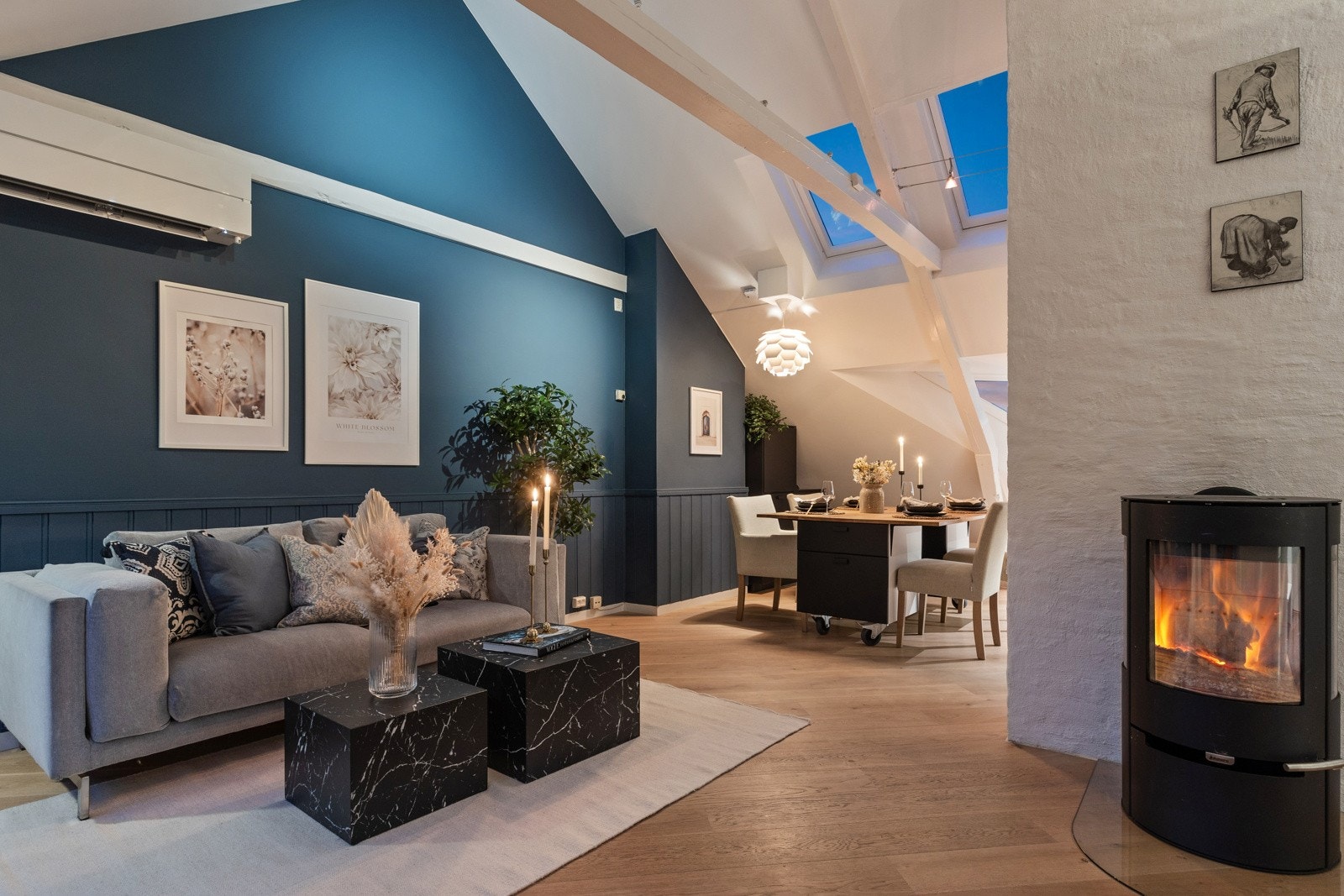 Stuen har en flott vedovn som sørger for lun varme. Galleribilde