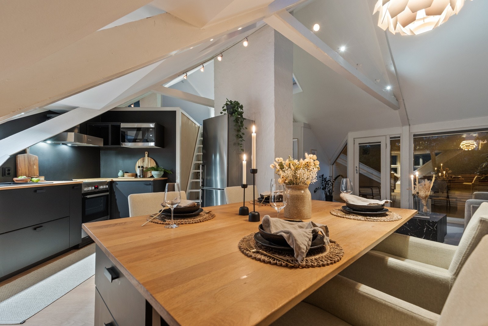 Leiligheten har belysning som fremhever den spennende arkitekturen og utformingen. Galleribilde