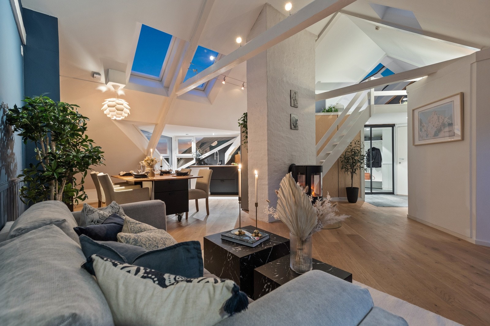 Velkommen til Bergsligata 7! En arkitektonisk spennende 2-roms loftsleilighet med takterrasse. Galleribilde